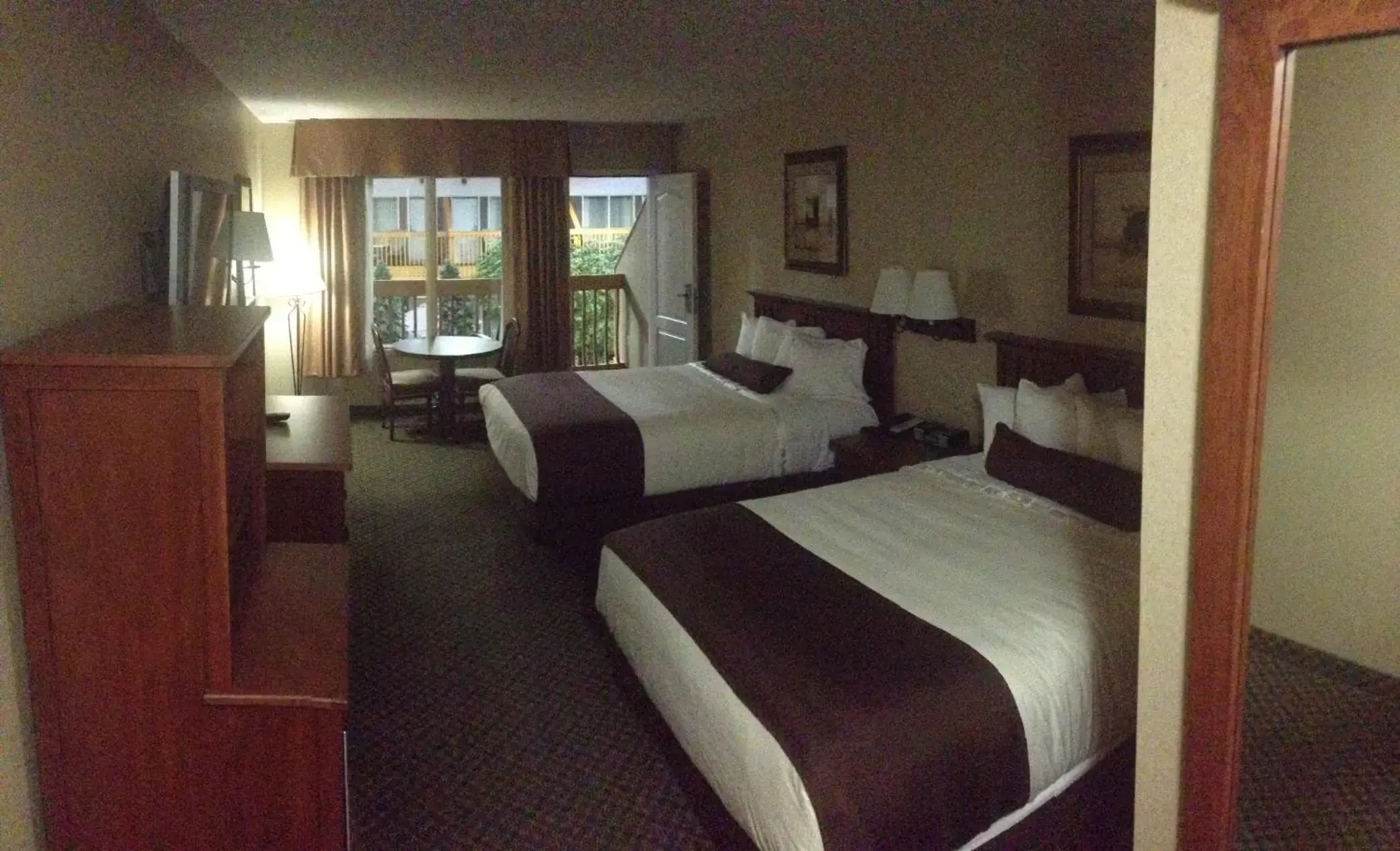 Day, Bed in C'mon Inn & Suites Fargo
