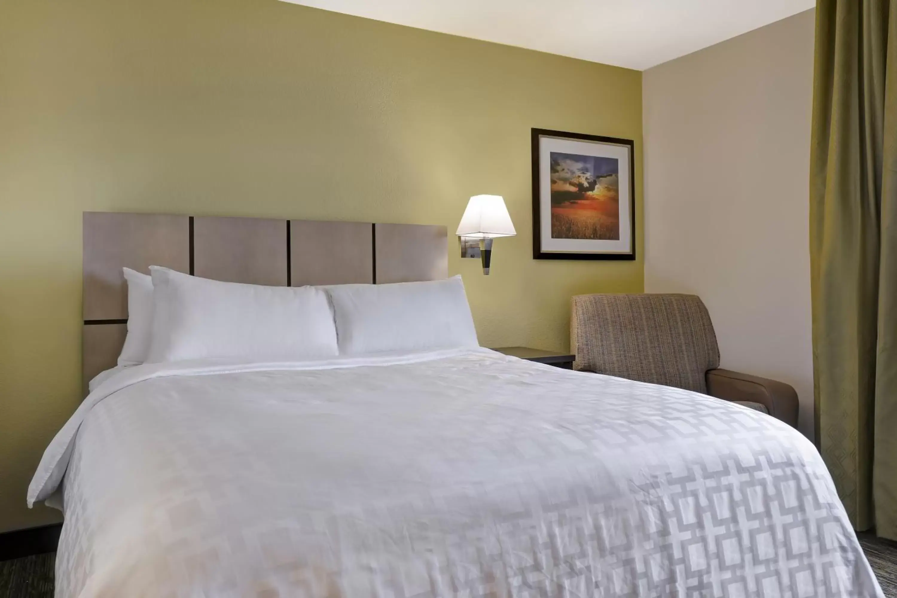 Bedroom, Bed in Candlewood Suites Indianapolis - South, an IHG Hotel