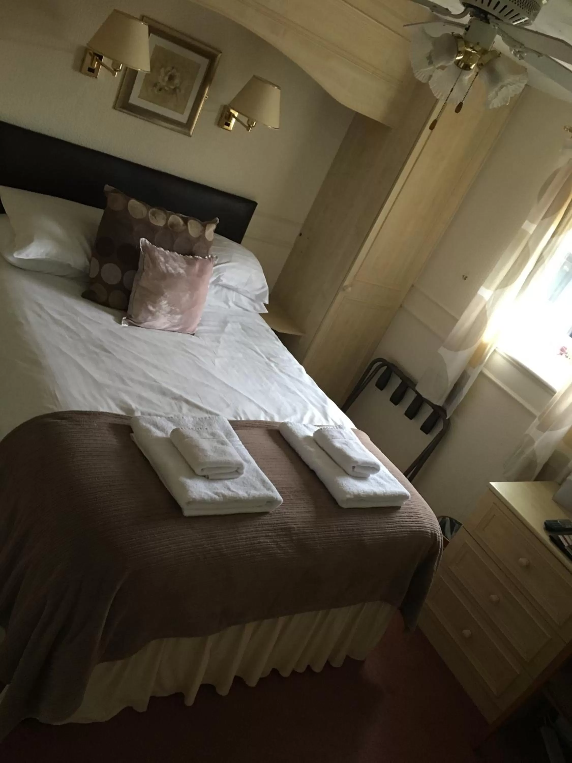 Photo of the whole room, Bed in Old Court Hotel & Apartments