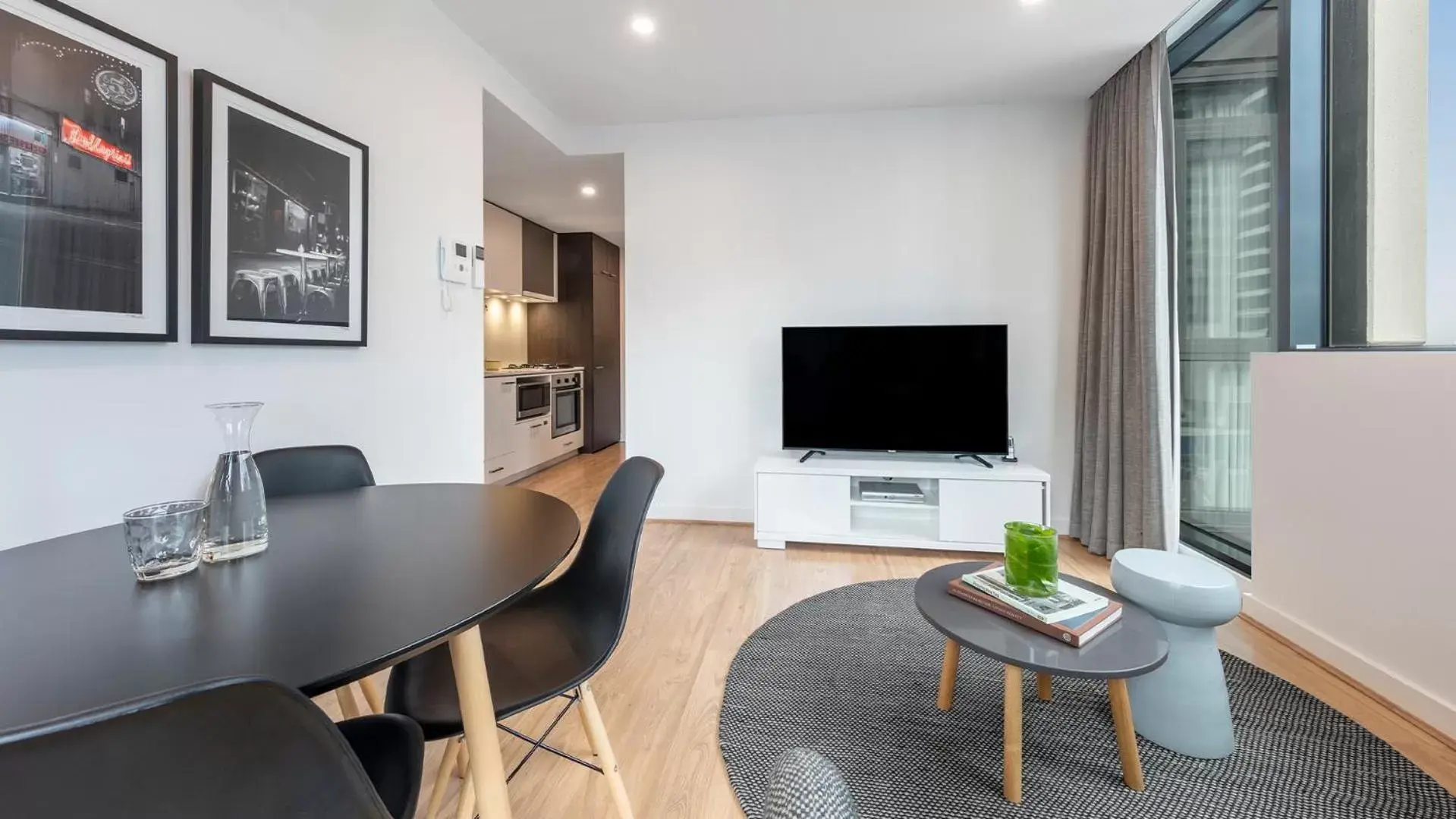 TV and multimedia in Oaks Melbourne Southbank Suites