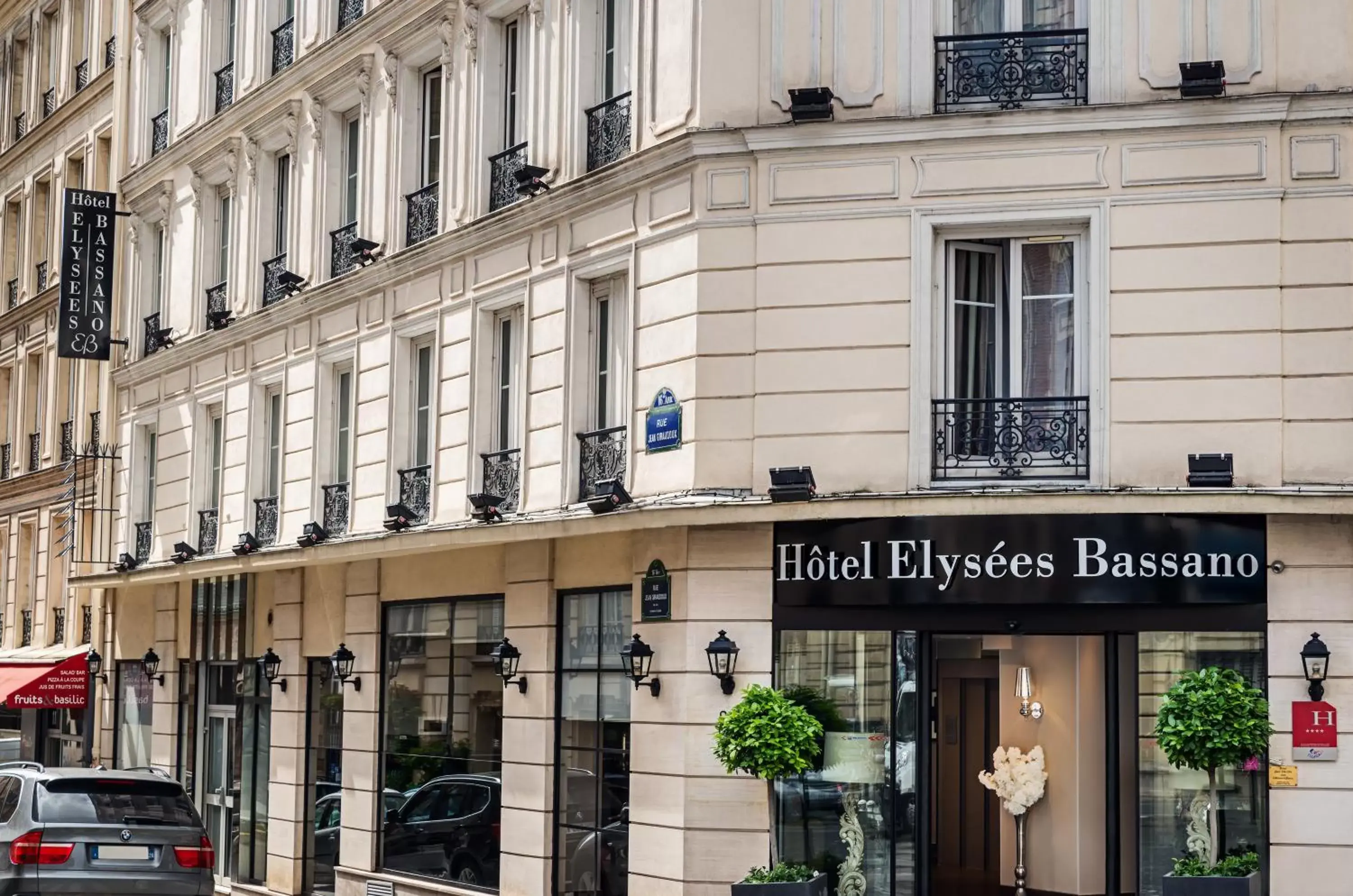 Facade/entrance, Property Building in Hotel Elysées Bassano