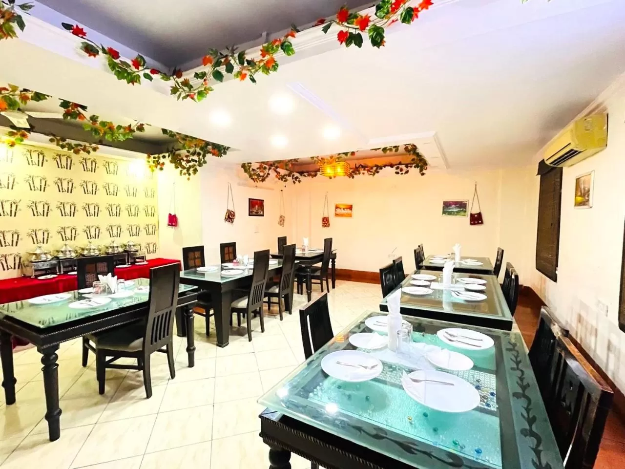 Restaurant/places to eat in Hotel Banz near Delhi Airport