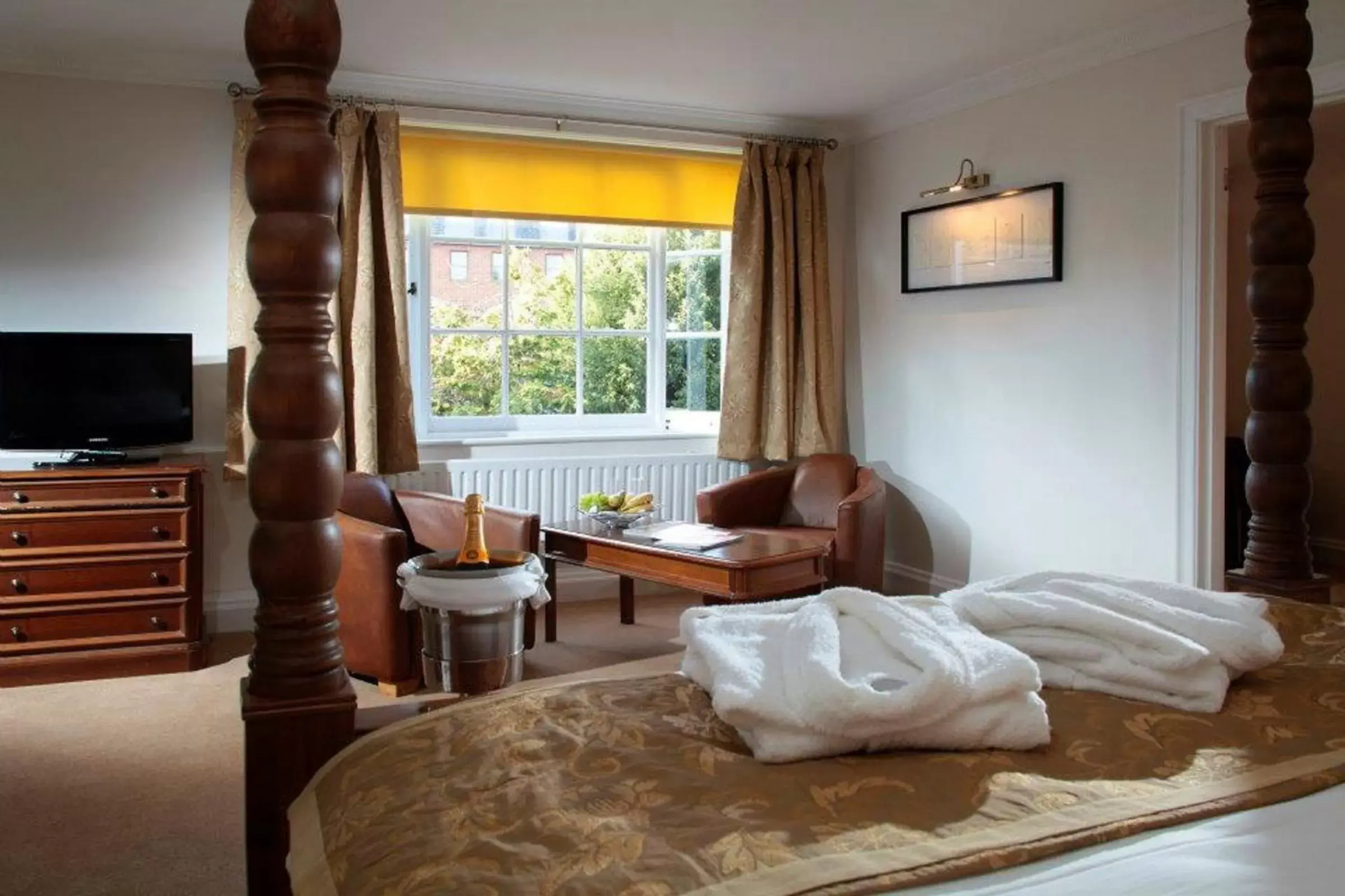 Bed, Seating Area in The Chequers Hotel