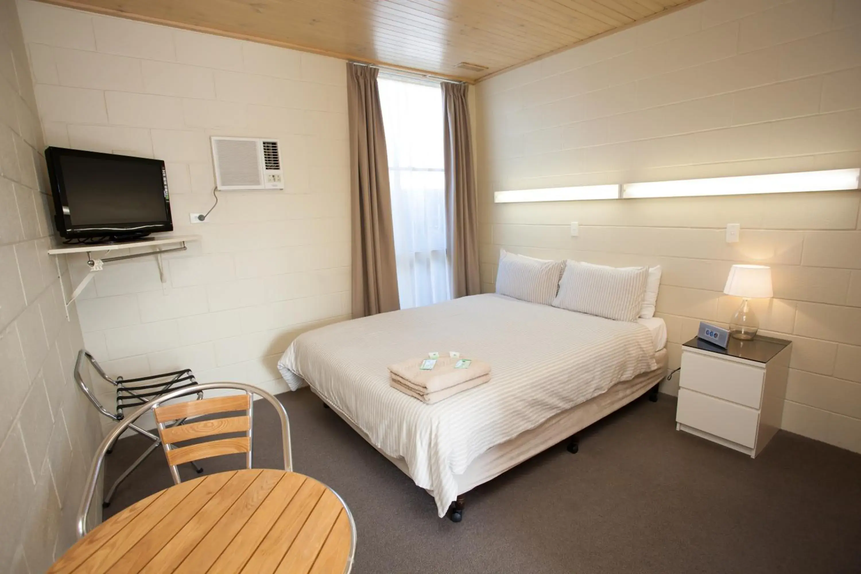 View (from property/room), Bed in Corio Bay Motel