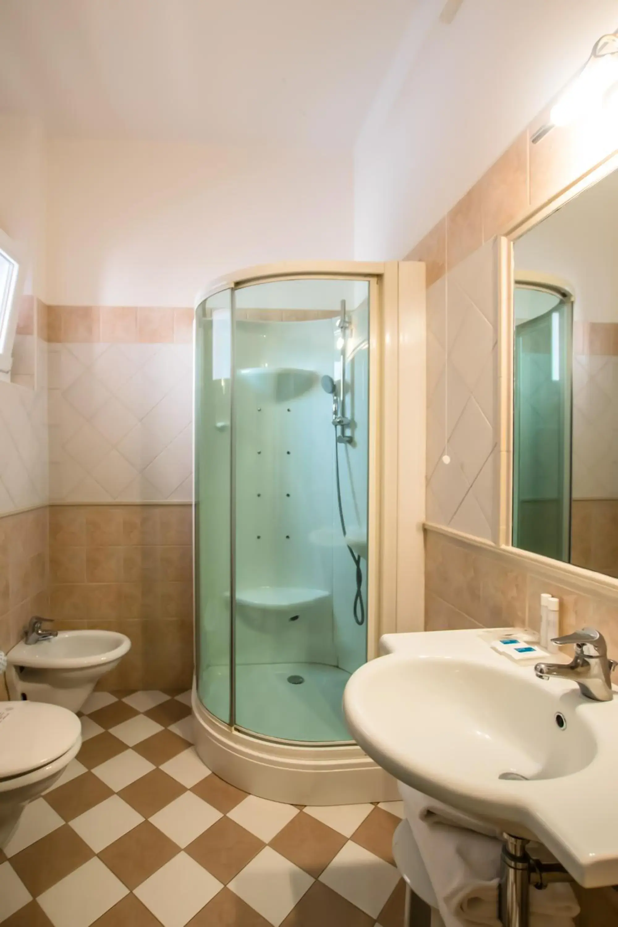 Shower, Bathroom in Hotel Europa