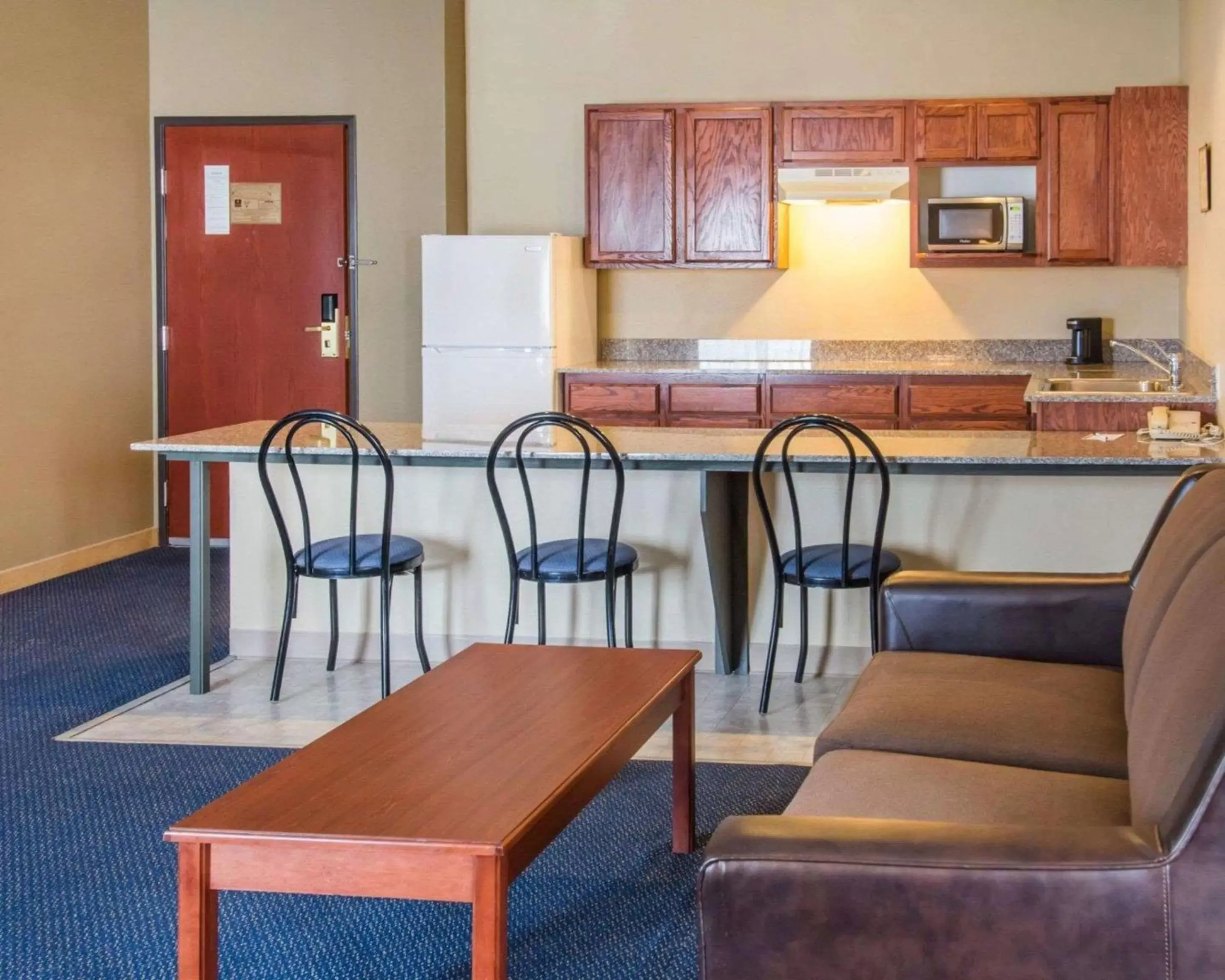 Bedroom, Kitchen/Kitchenette in Quality Inn & Suites of Liberty Lake
