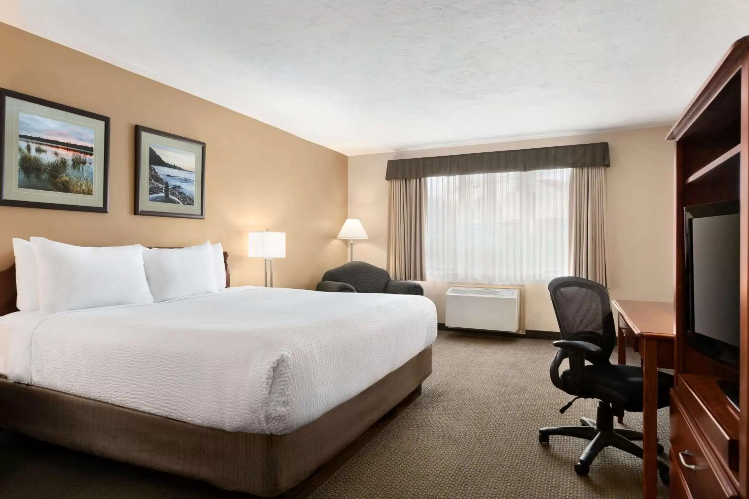 Photo of the whole room, Bed in Days Inn & Suites by Wyndham Moncton