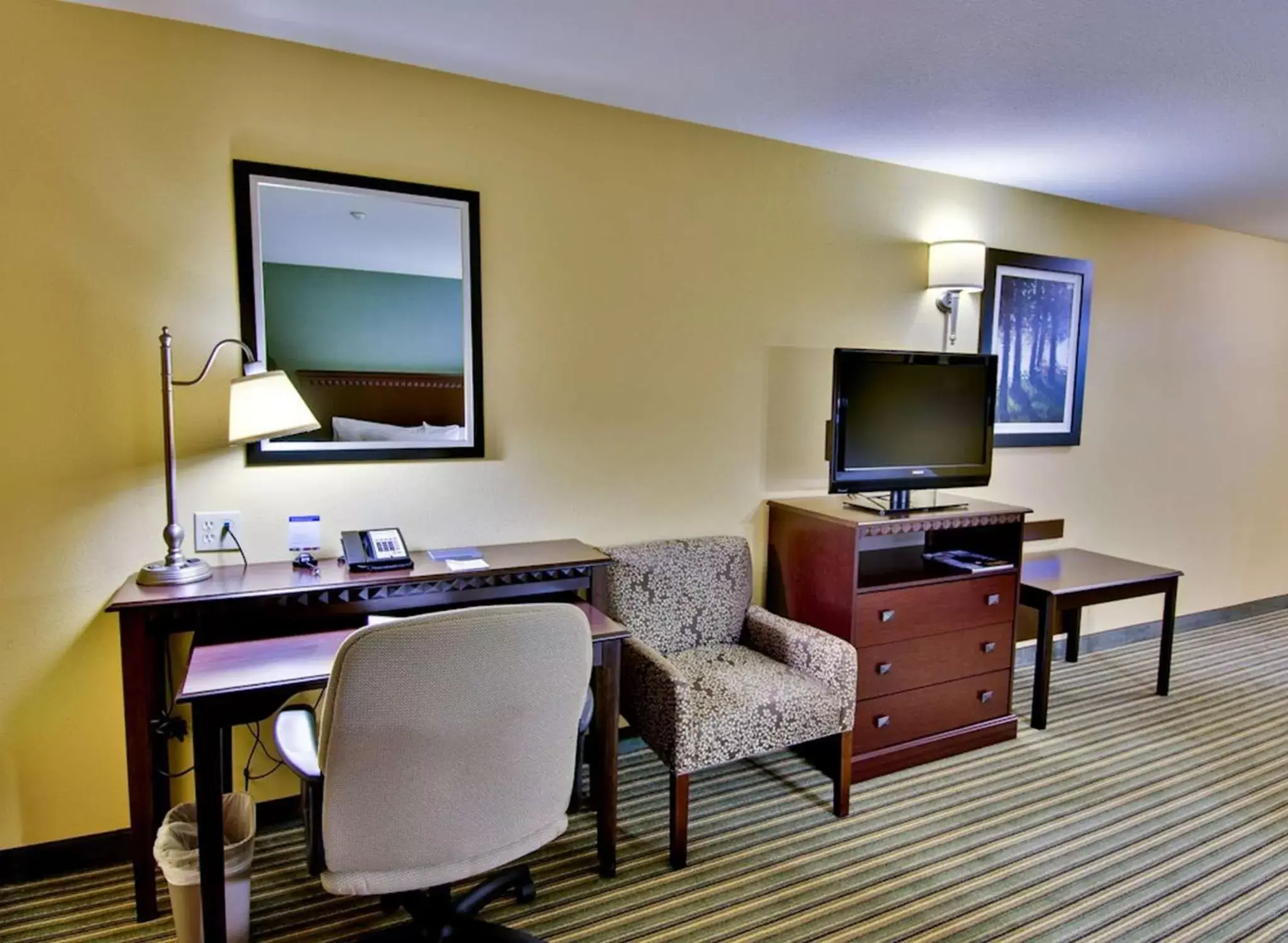 Bedroom, TV/Entertainment Center in Hampton Inn & Suites Moreno Valley