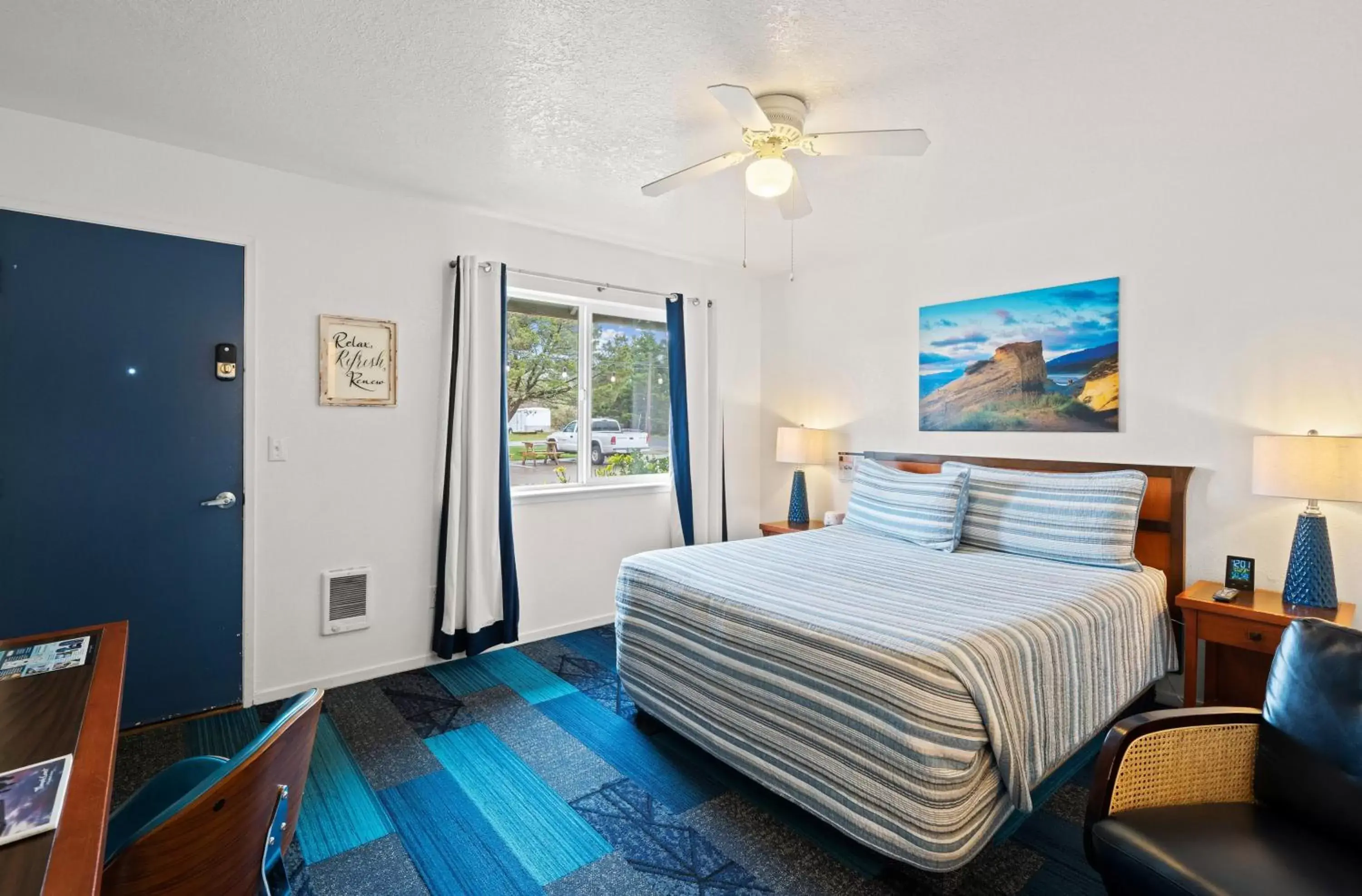 Photo of the whole room, Bed in Surf & Sand Inn