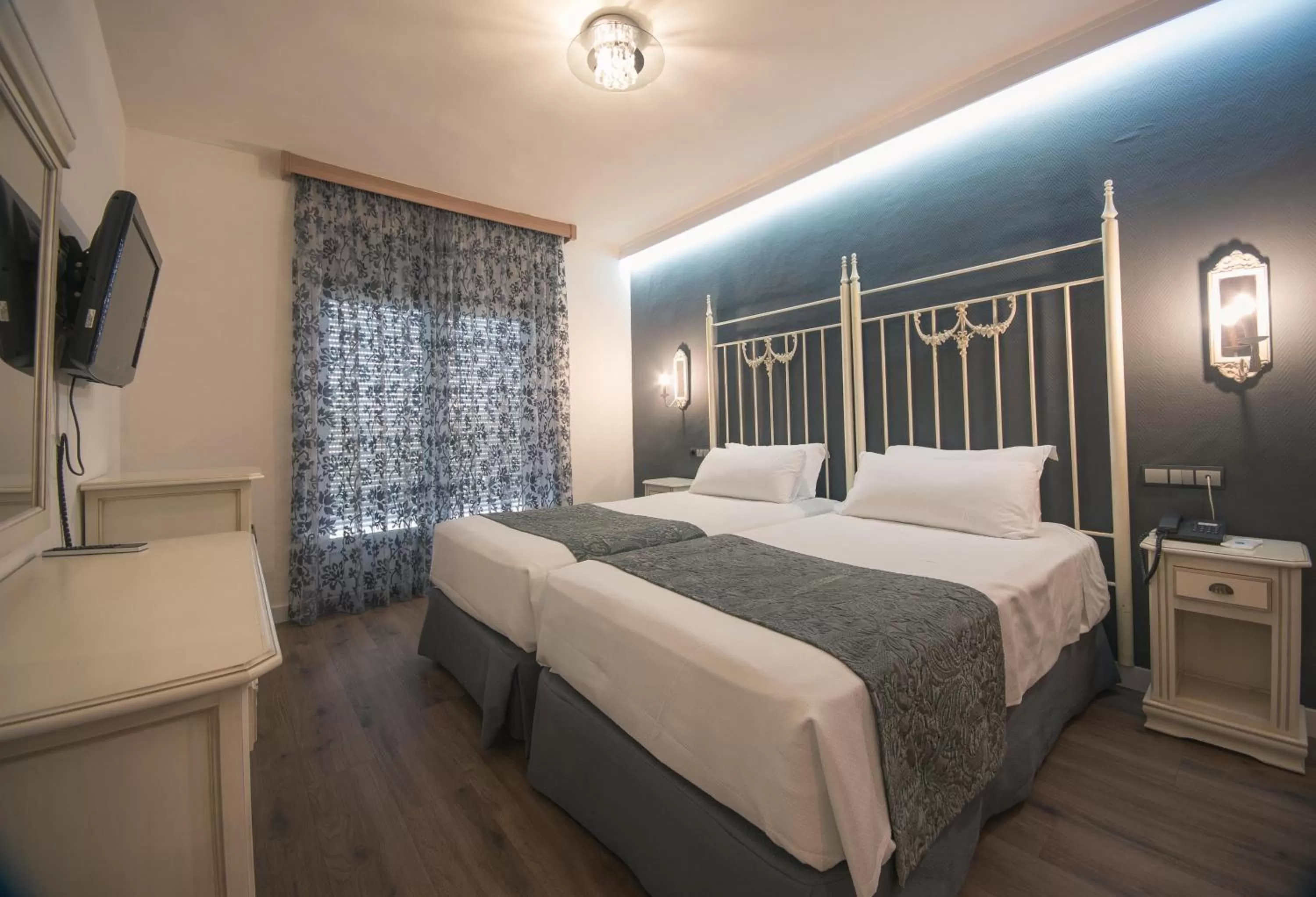 Decorative detail, Bed in Hotel Los Angeles Granada