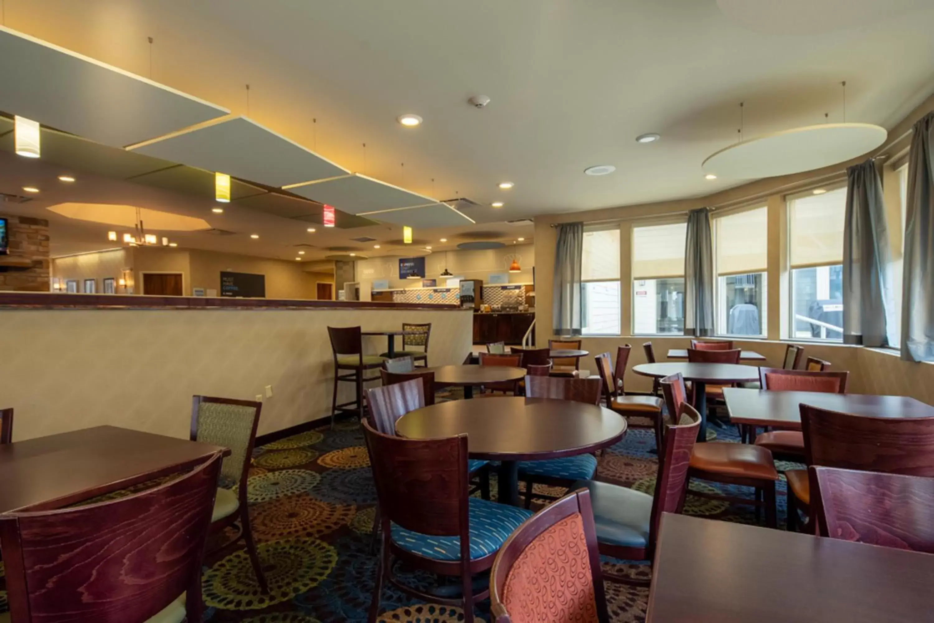Dining area, Restaurant/Places to Eat in Holiday Inn Express Hotel & Suites Pittsburgh Airport, an IHG Hotel