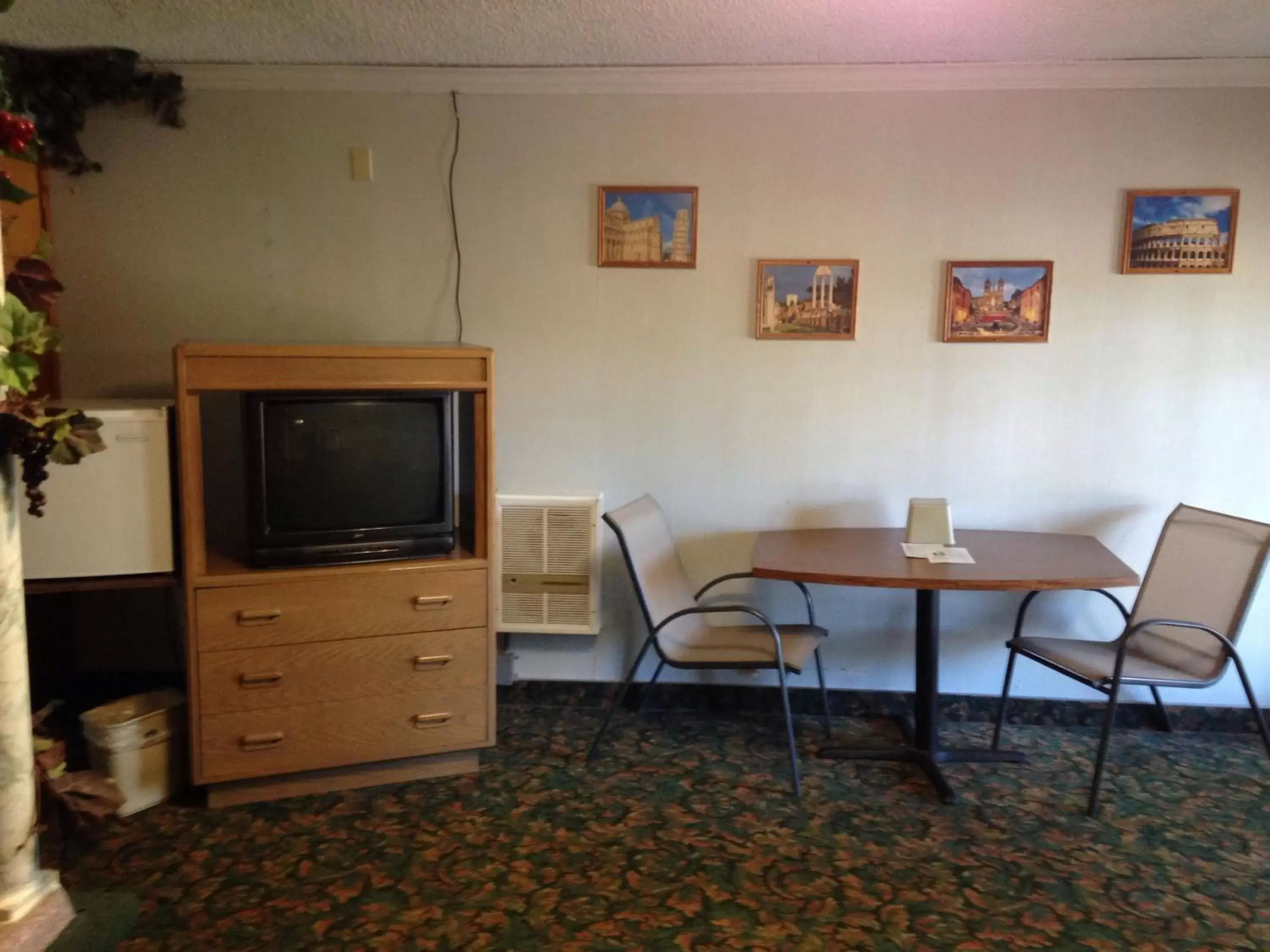 Dining area, TV/Entertainment Center in Bennett Bay Inn