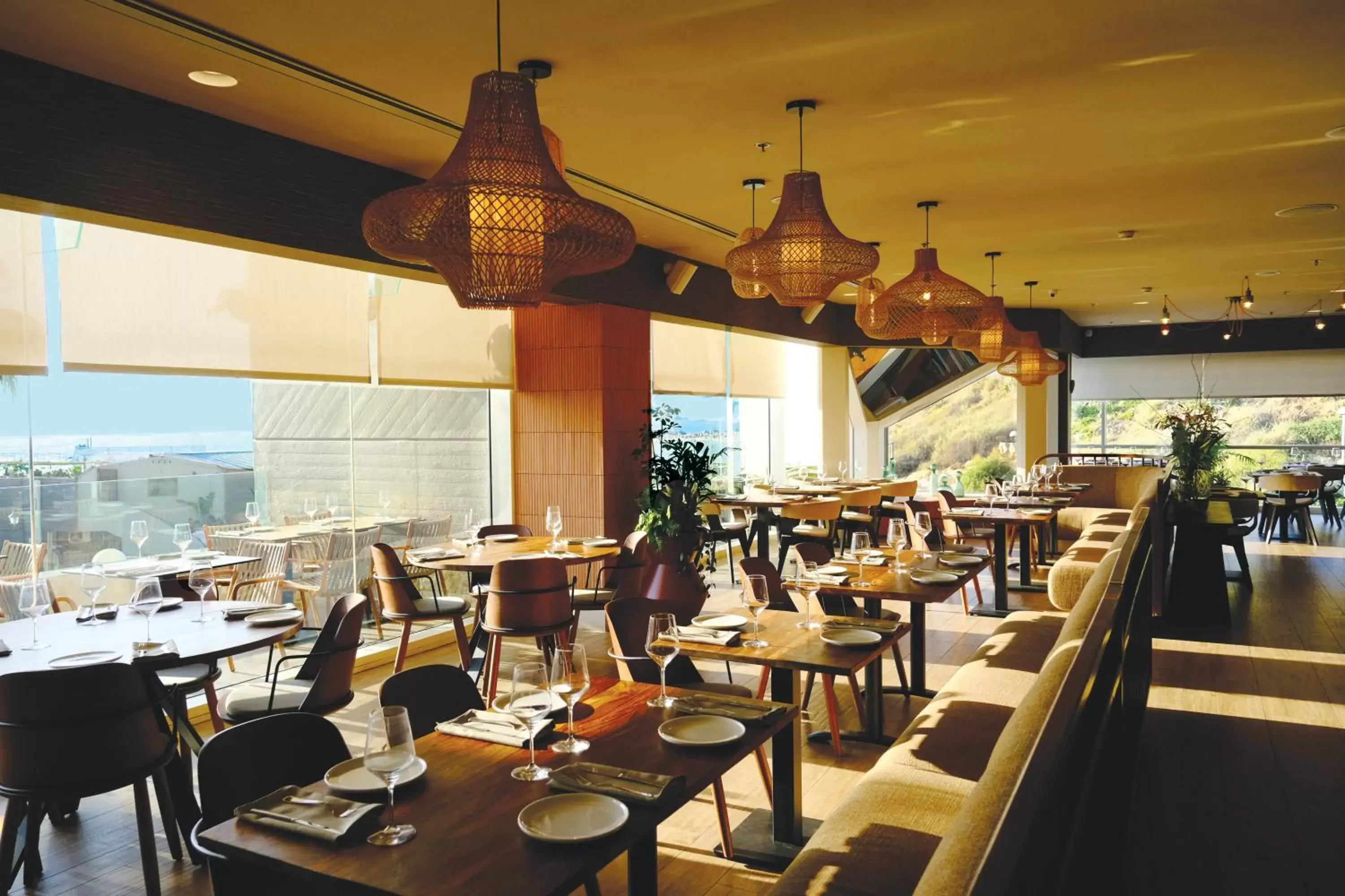 Restaurant/Places to Eat in Carlton Tel Aviv Hotel – Luxury on the Beach
