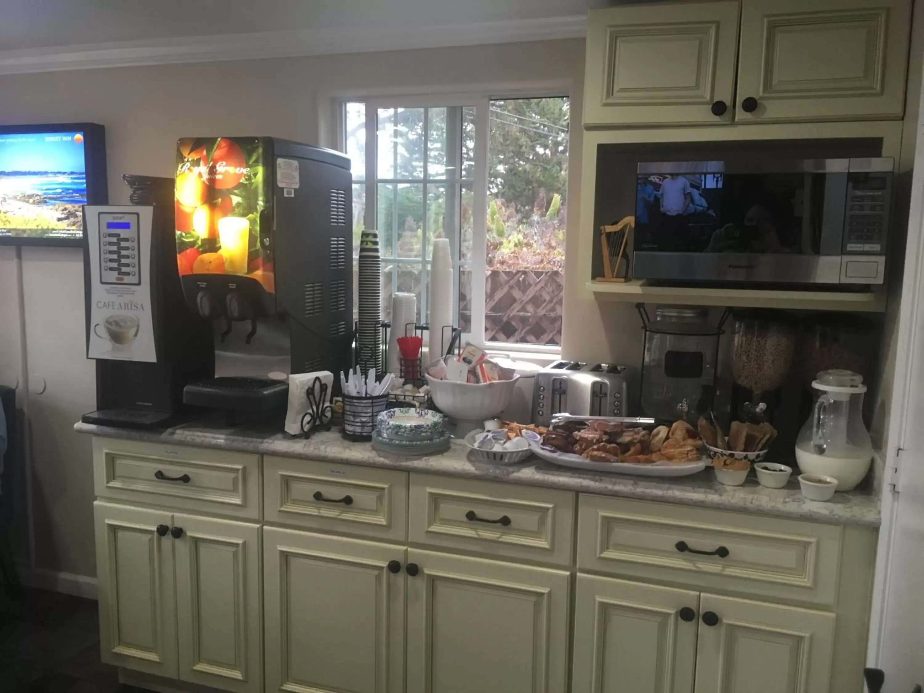 Continental breakfast in Sunset Inn Pacific Grove Continental breakfast in Sunset Inn Pacific Grove