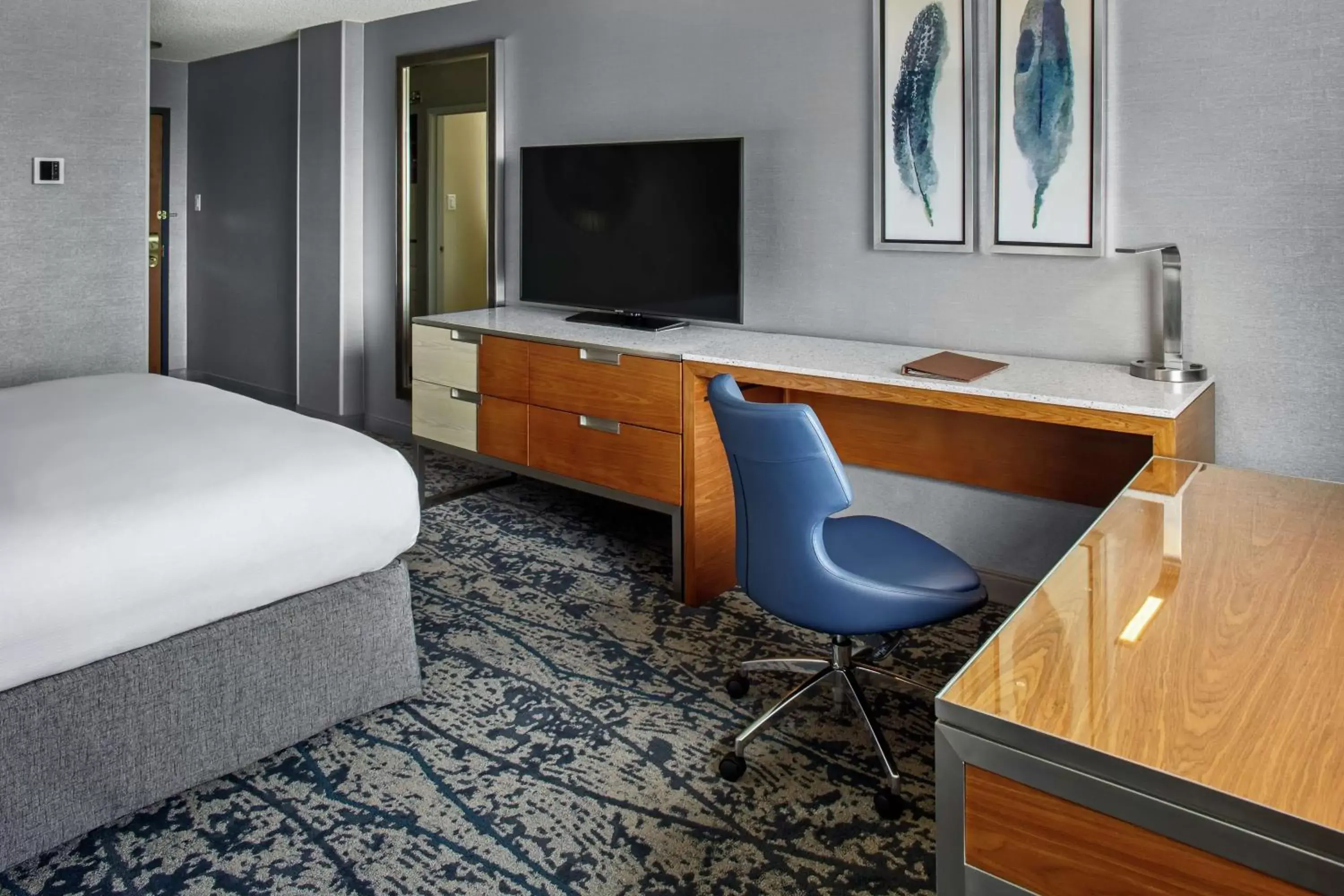 Bedroom, TV/Entertainment Center in DoubleTree by Hilton Hotel Denver