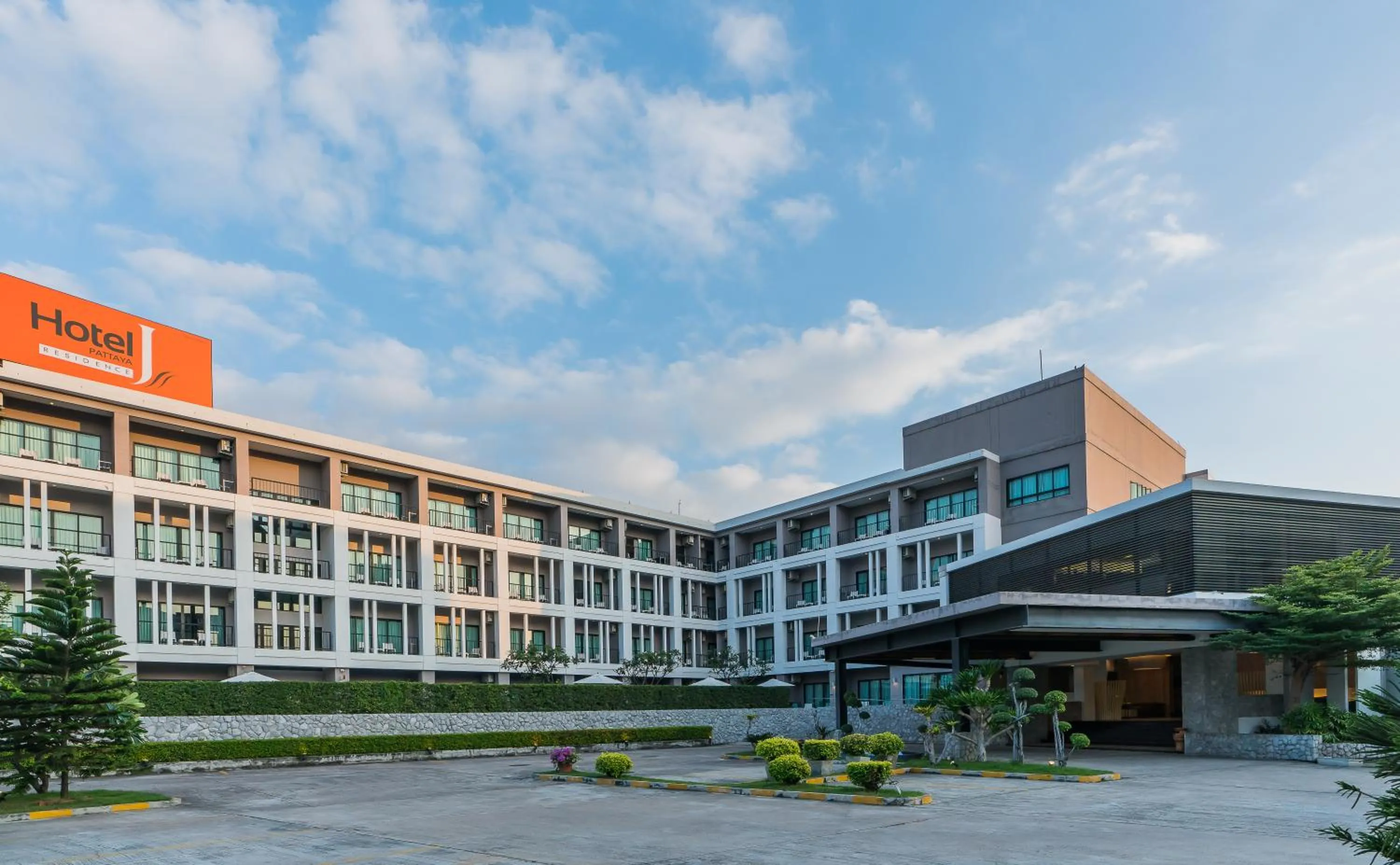 Property building in Hotel J Residence Pattaya