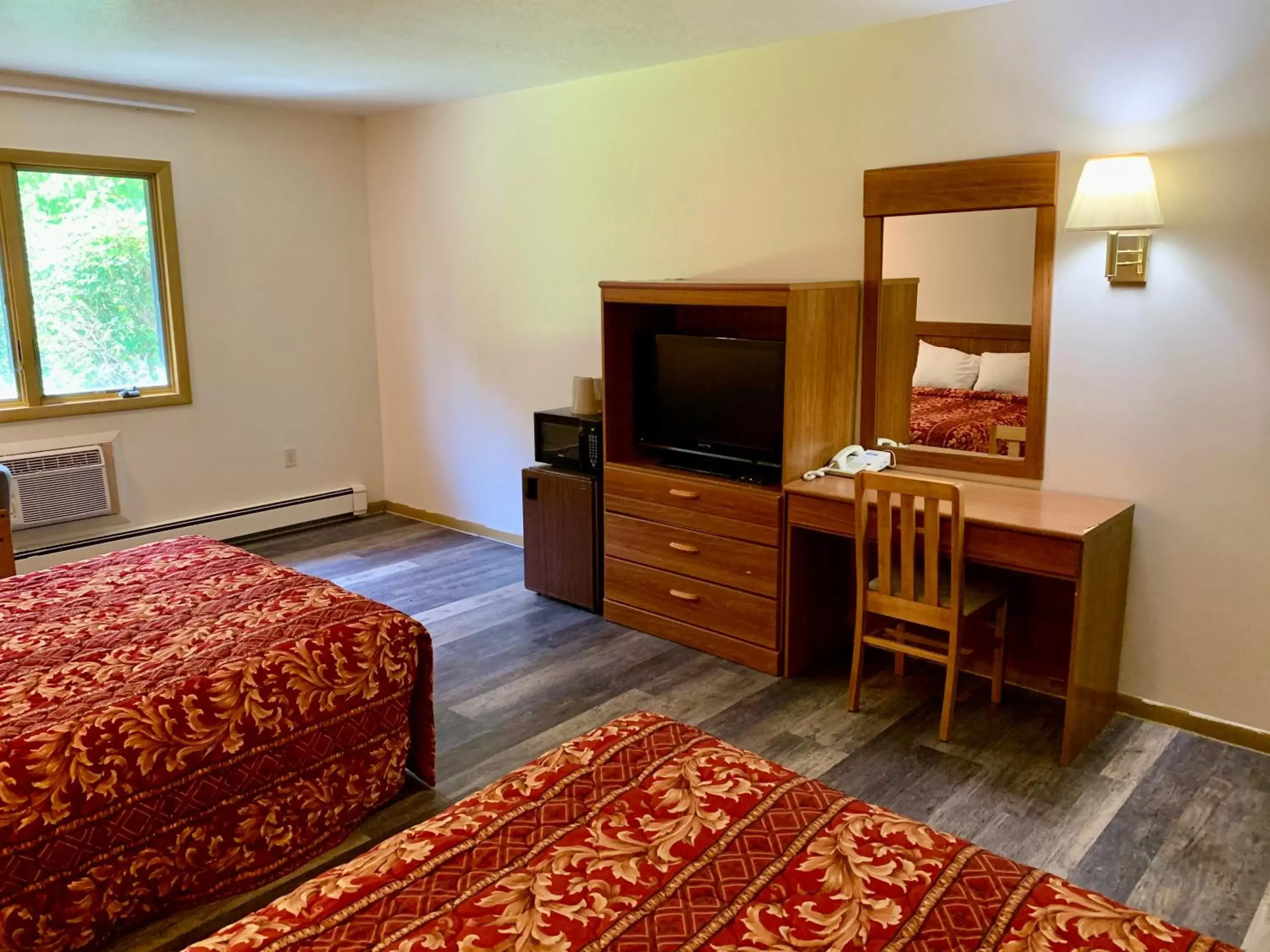 Standard Queen Room with Two Queen Beds in Executive Inn Standard Queen Room with Two Queen Beds in Executive Inn