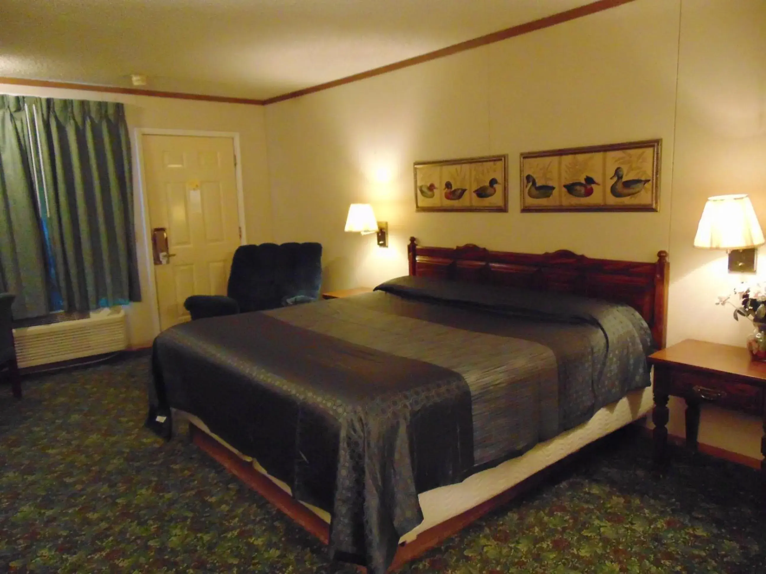 Bed in Heritage House Inn