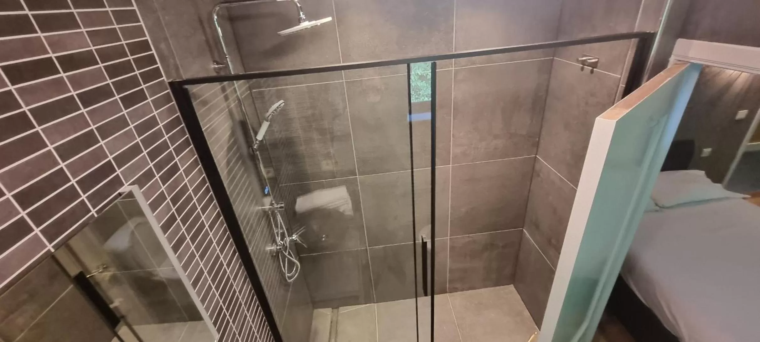 Shower in Avalon Hotel