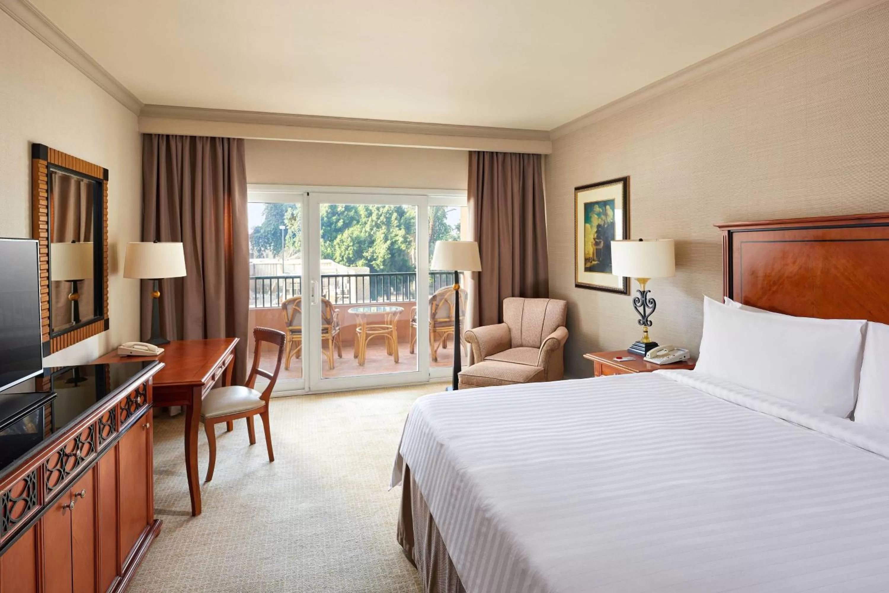 Photo of the whole room, Bed in Cairo Marriott Hotel