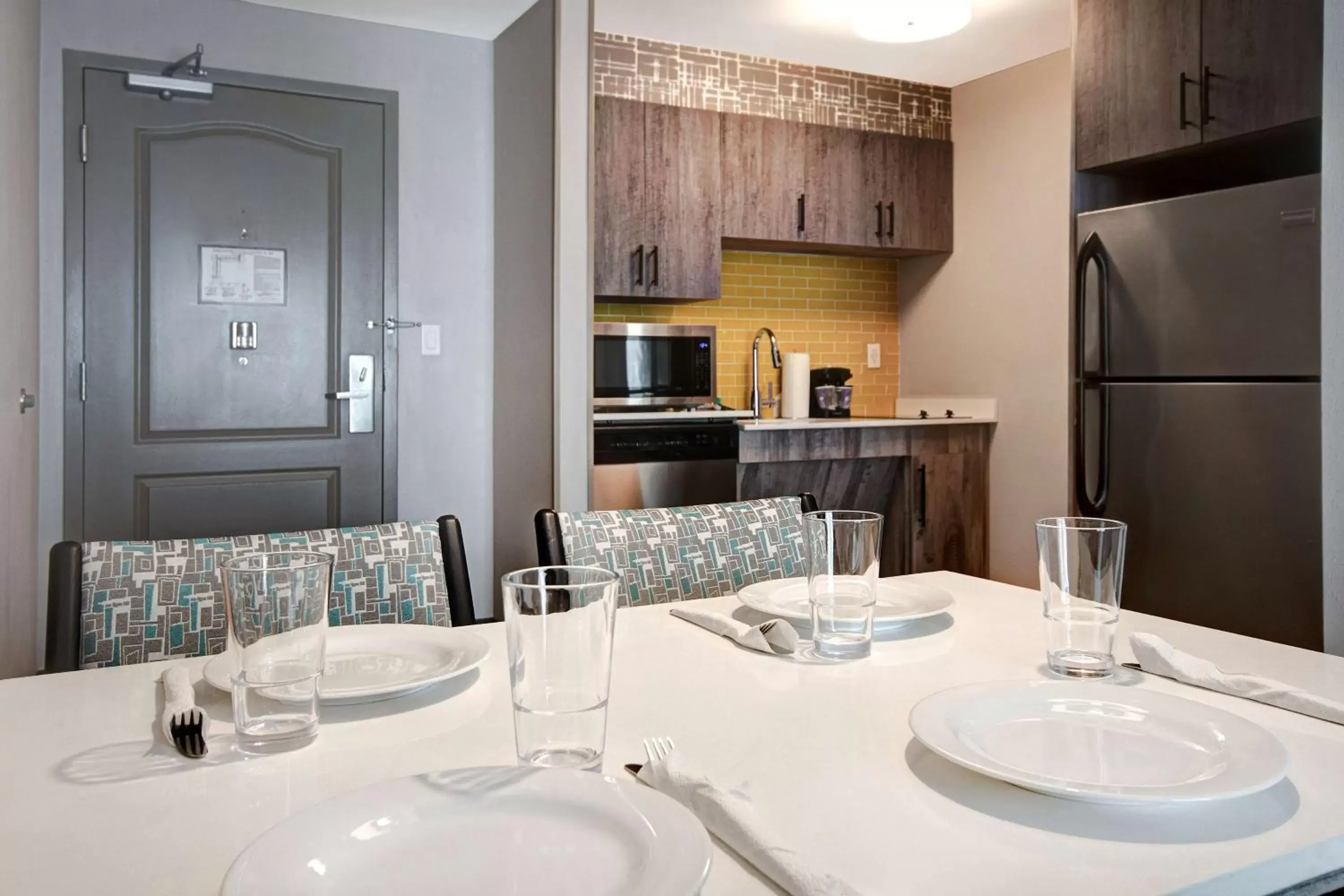 Kitchen or kitchenette, Dining Area in Homewood Suites By Hilton Lexington