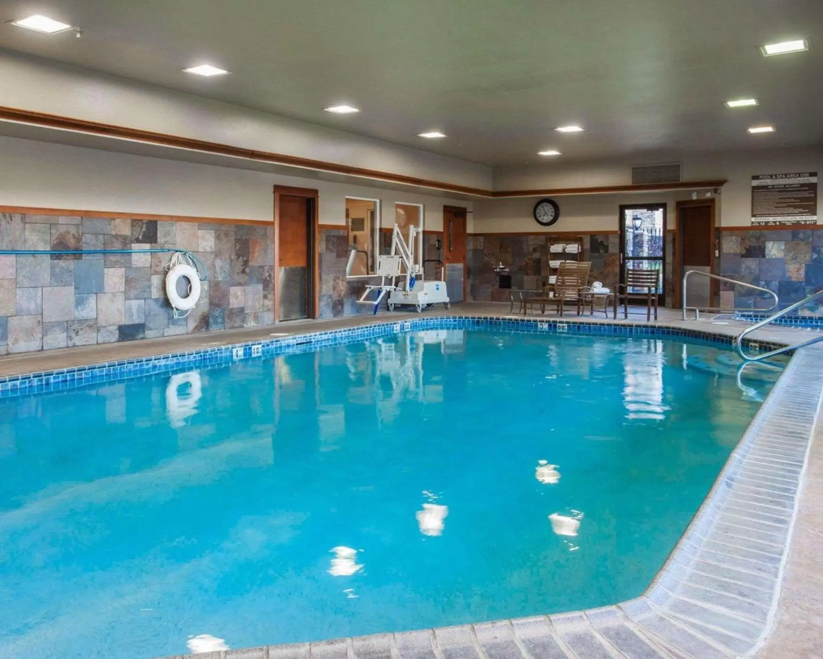 On site, Swimming Pool in Comfort Suites Moses Lake