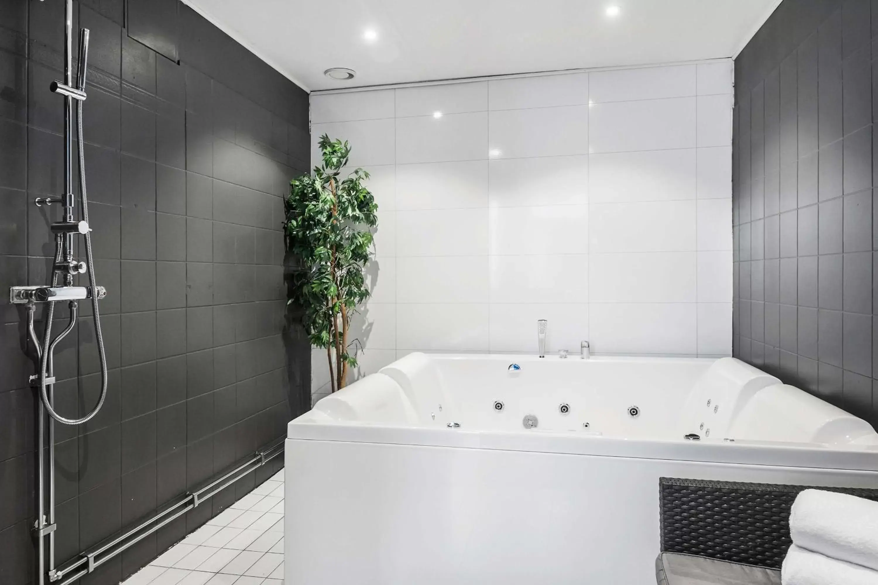 Hot Tub, Bathroom in Sure Hotel by Best Western Focus
