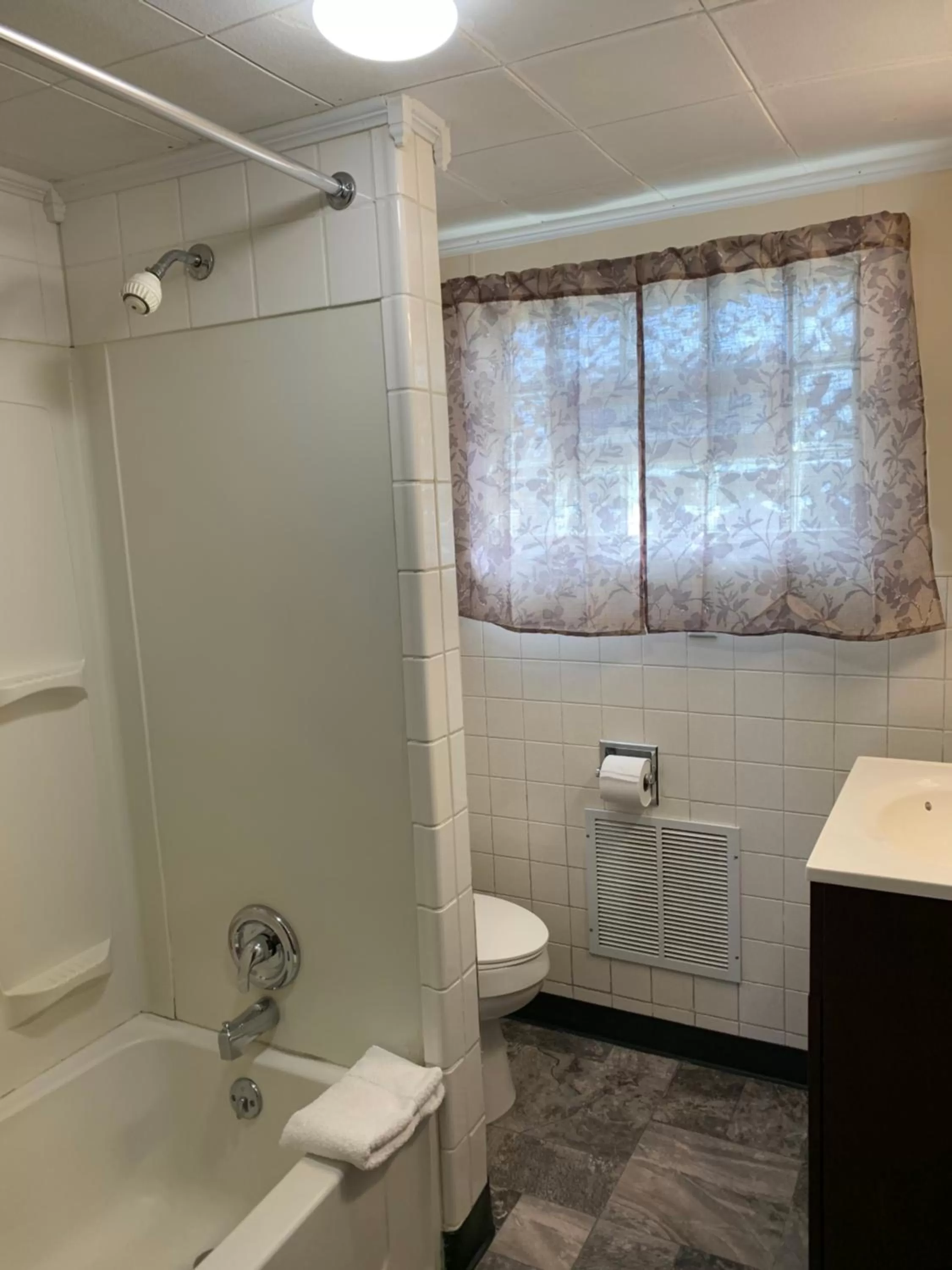 Bathroom in Budget Inn