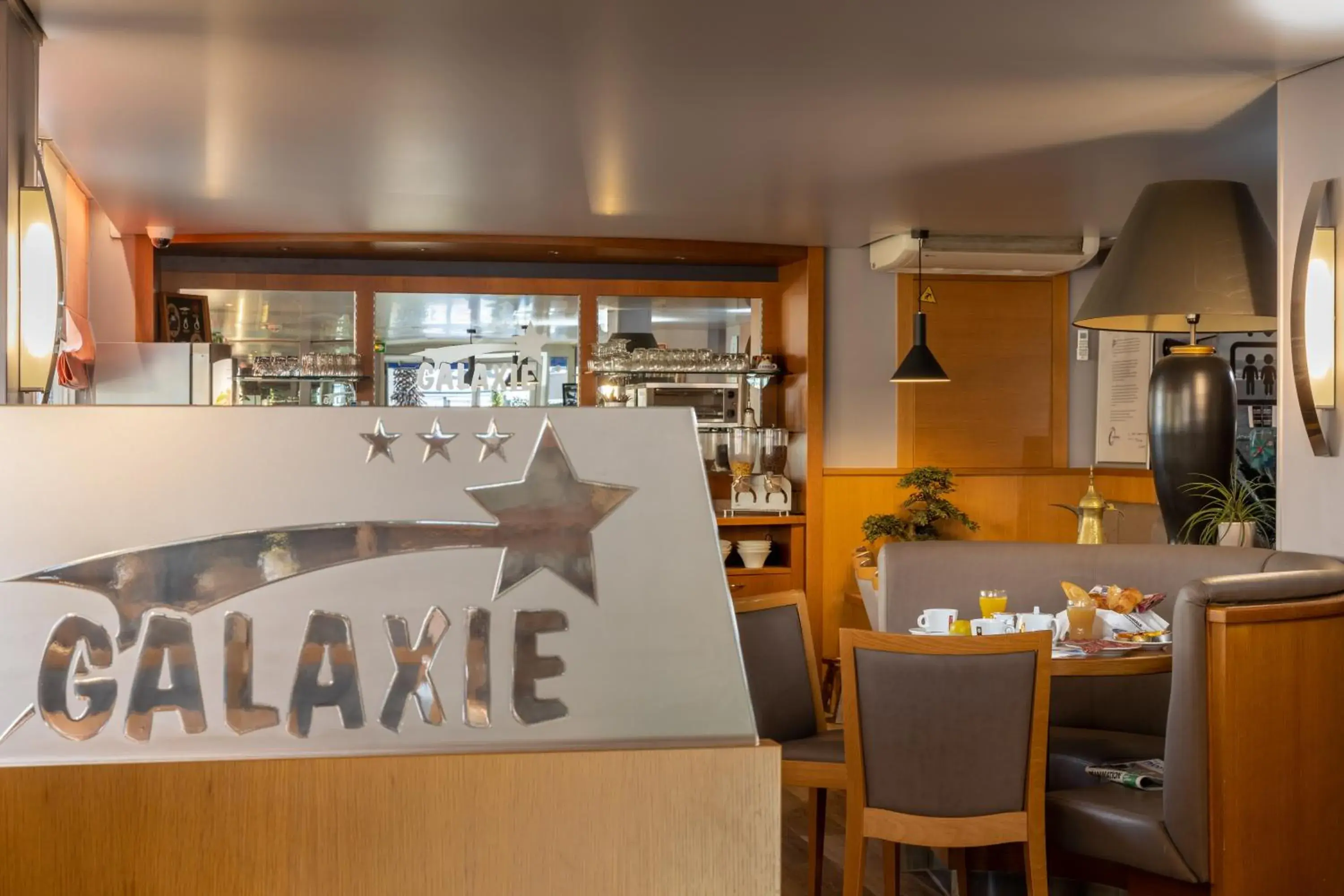 Lounge or bar, Restaurant/Places to Eat in The Originals City, Hôtel Galaxie, Nice Aéroport