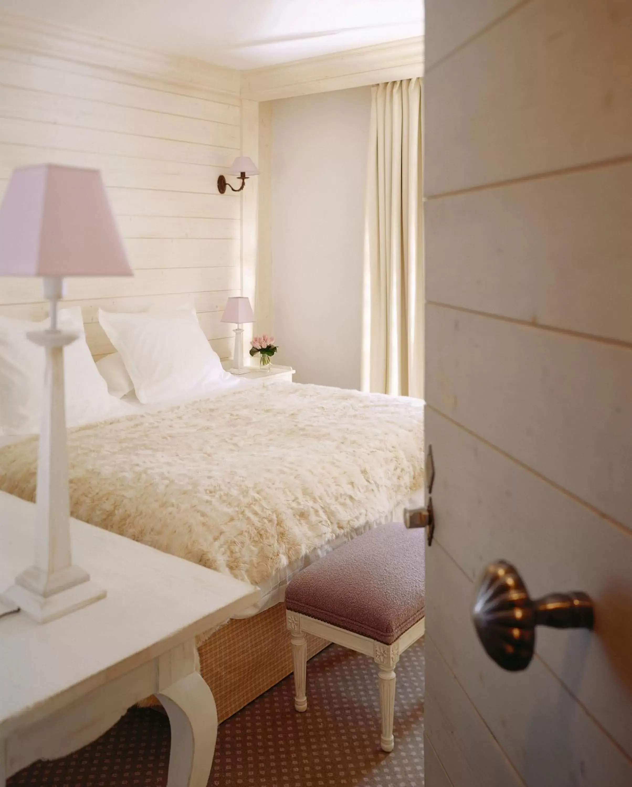 Bedroom, Bed in Hôtel Les Barmes De l'Ours