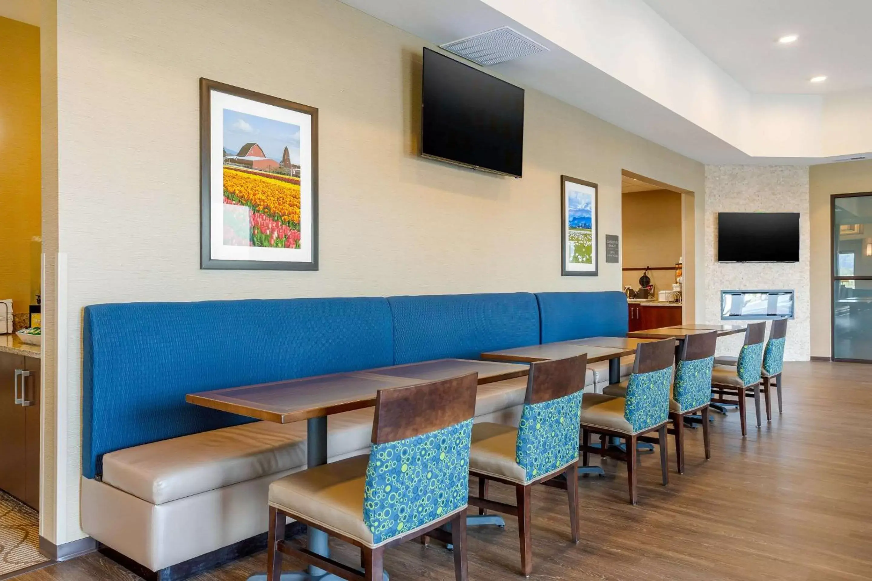 Restaurant/places to eat, Lounge/Bar in Comfort Suites Burlington near I-5