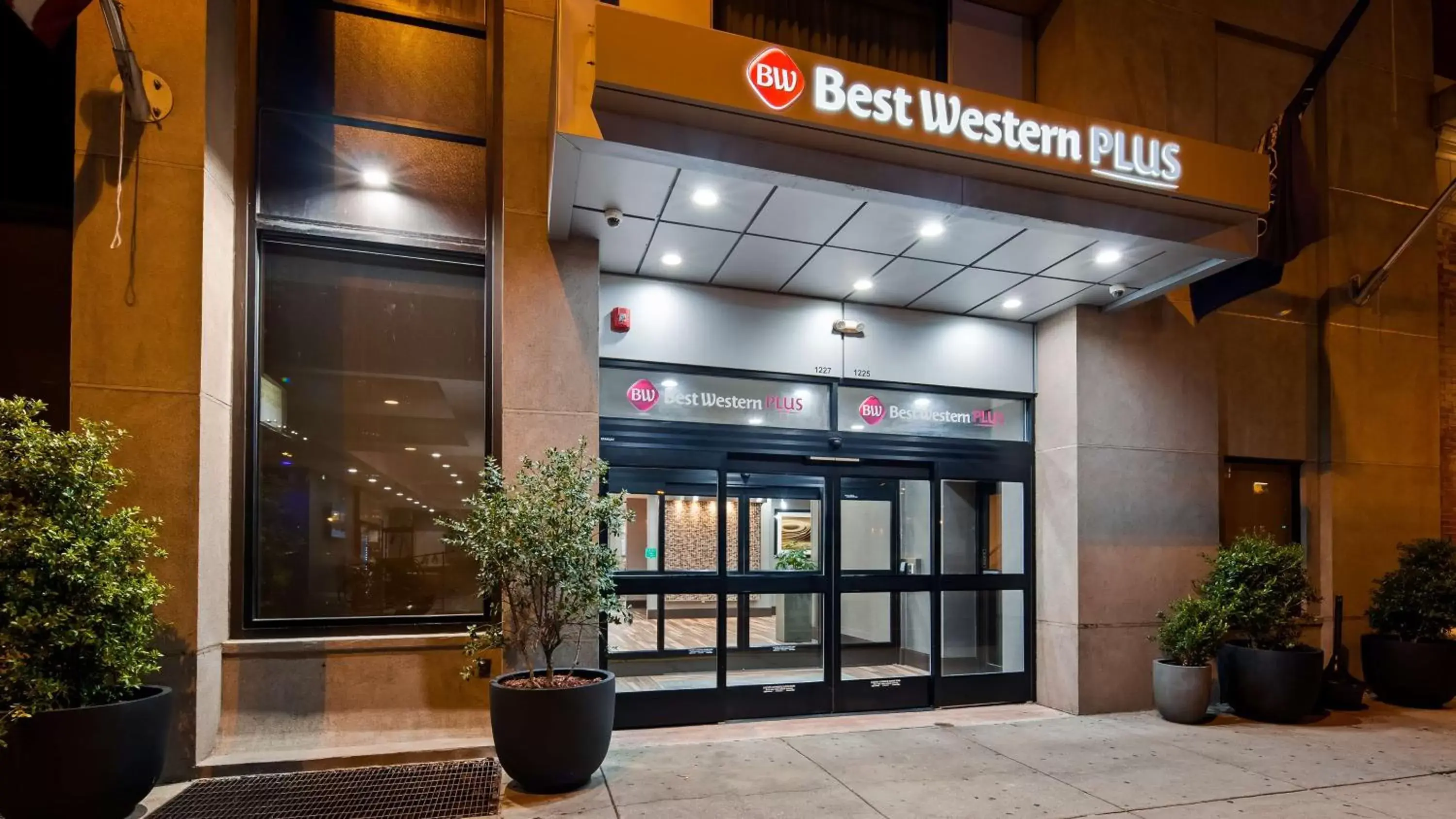 Property building in Best Western Plus Philadelphia Convention Center Hotel