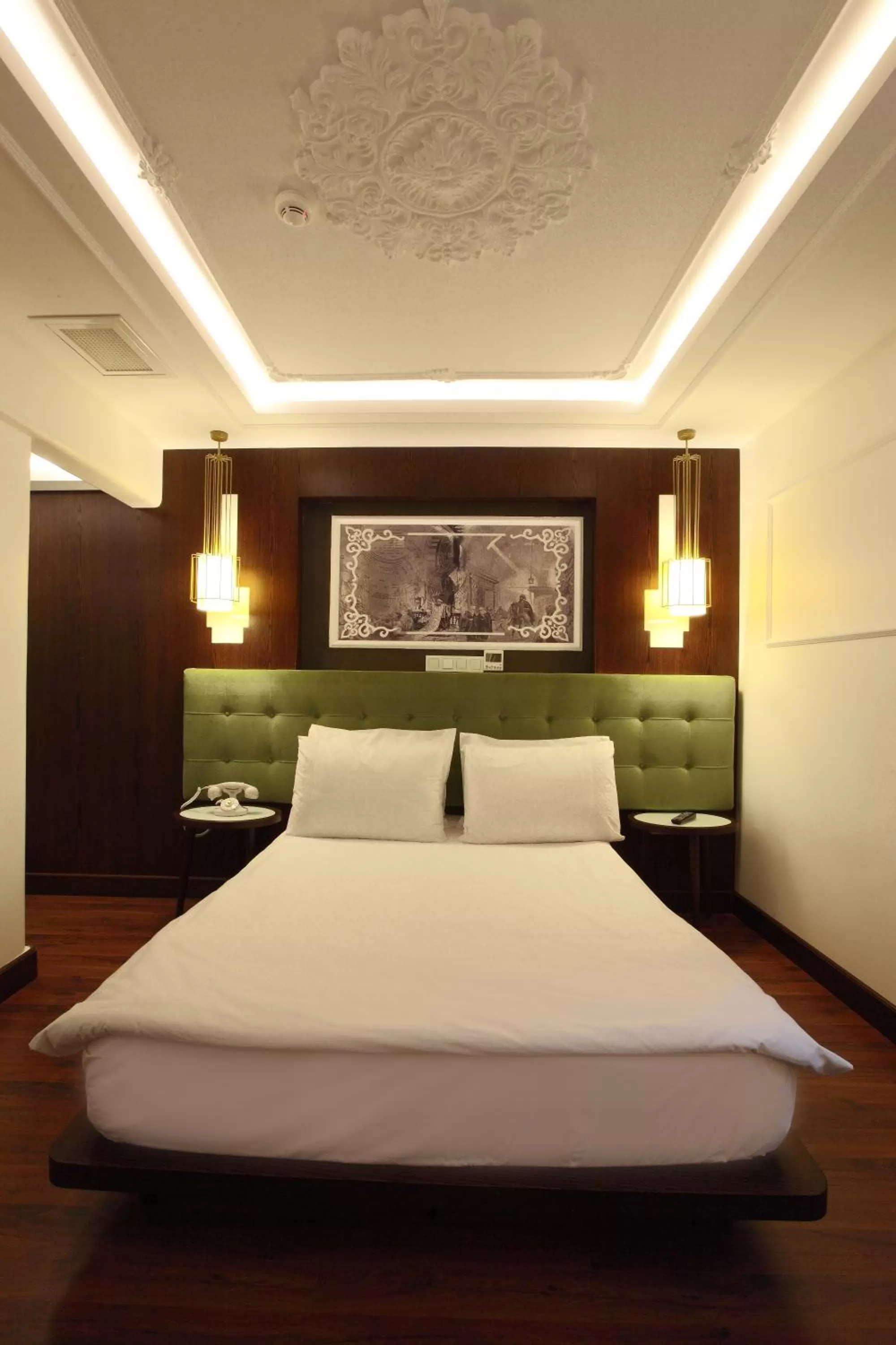 Shower, Bed in Hotel Niles Istanbul