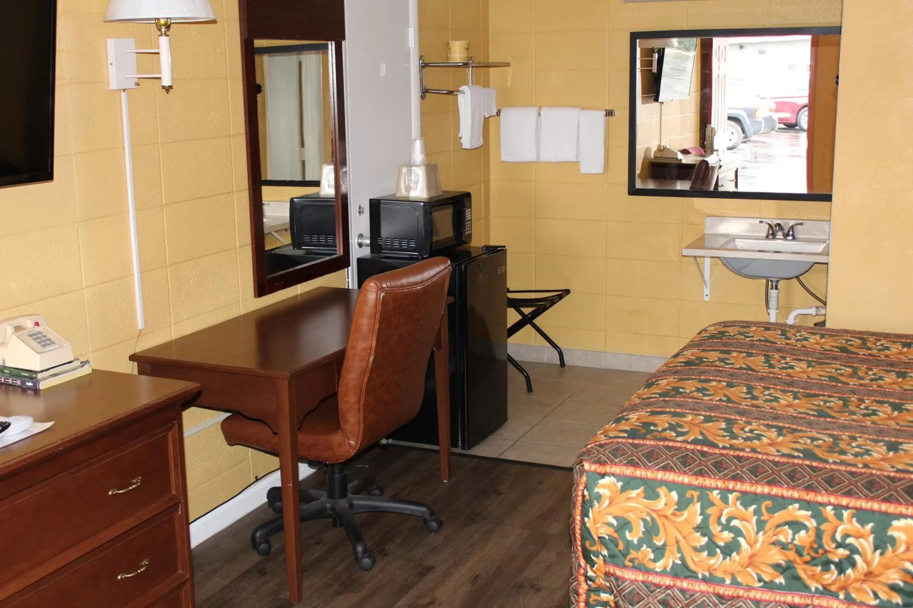 Seating area, TV/Entertainment Center in Guest House Motel