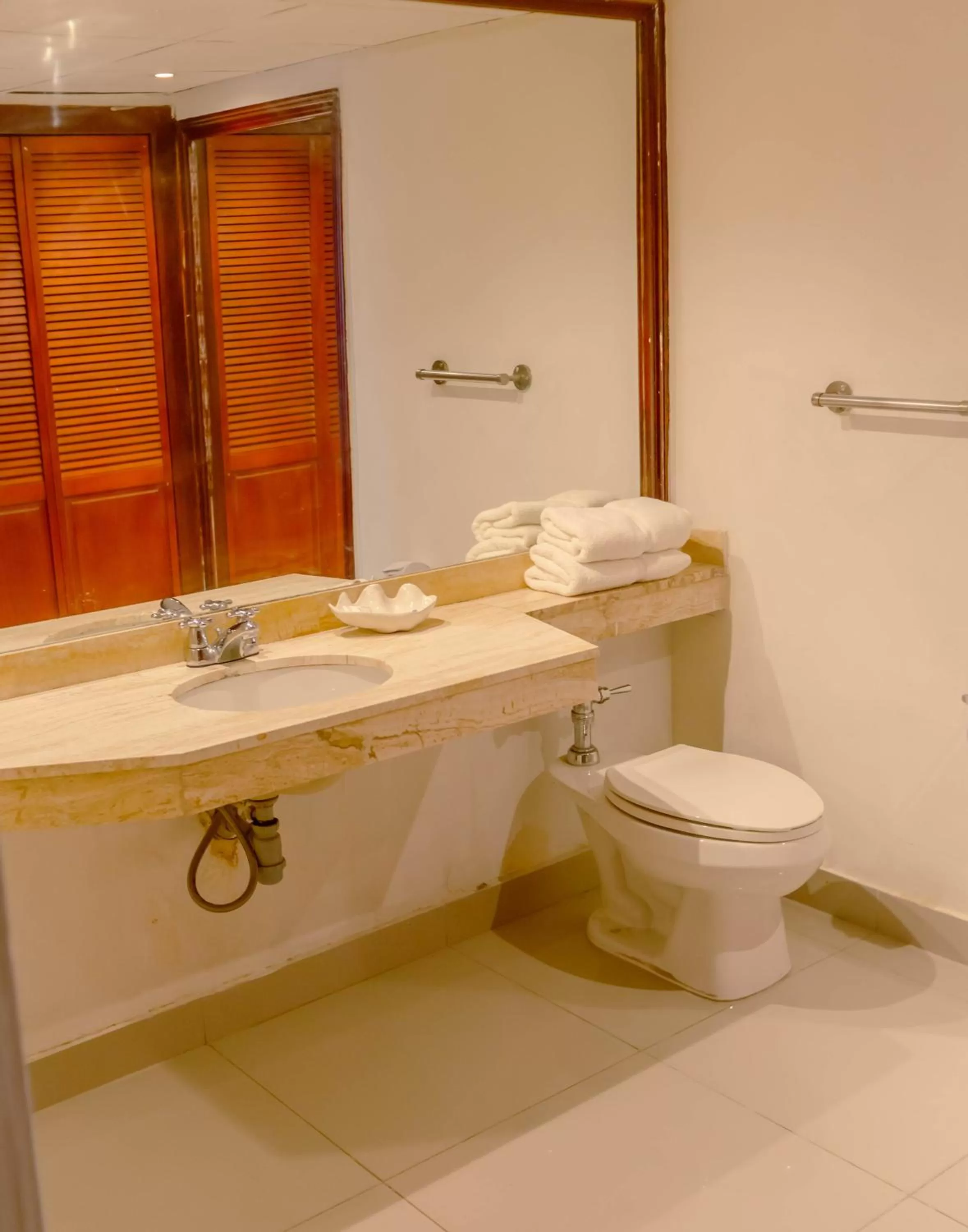 Bathroom in Hotel Faranda Express Puerta Del Sol Barranquilla, A Member of Radisson Individuals