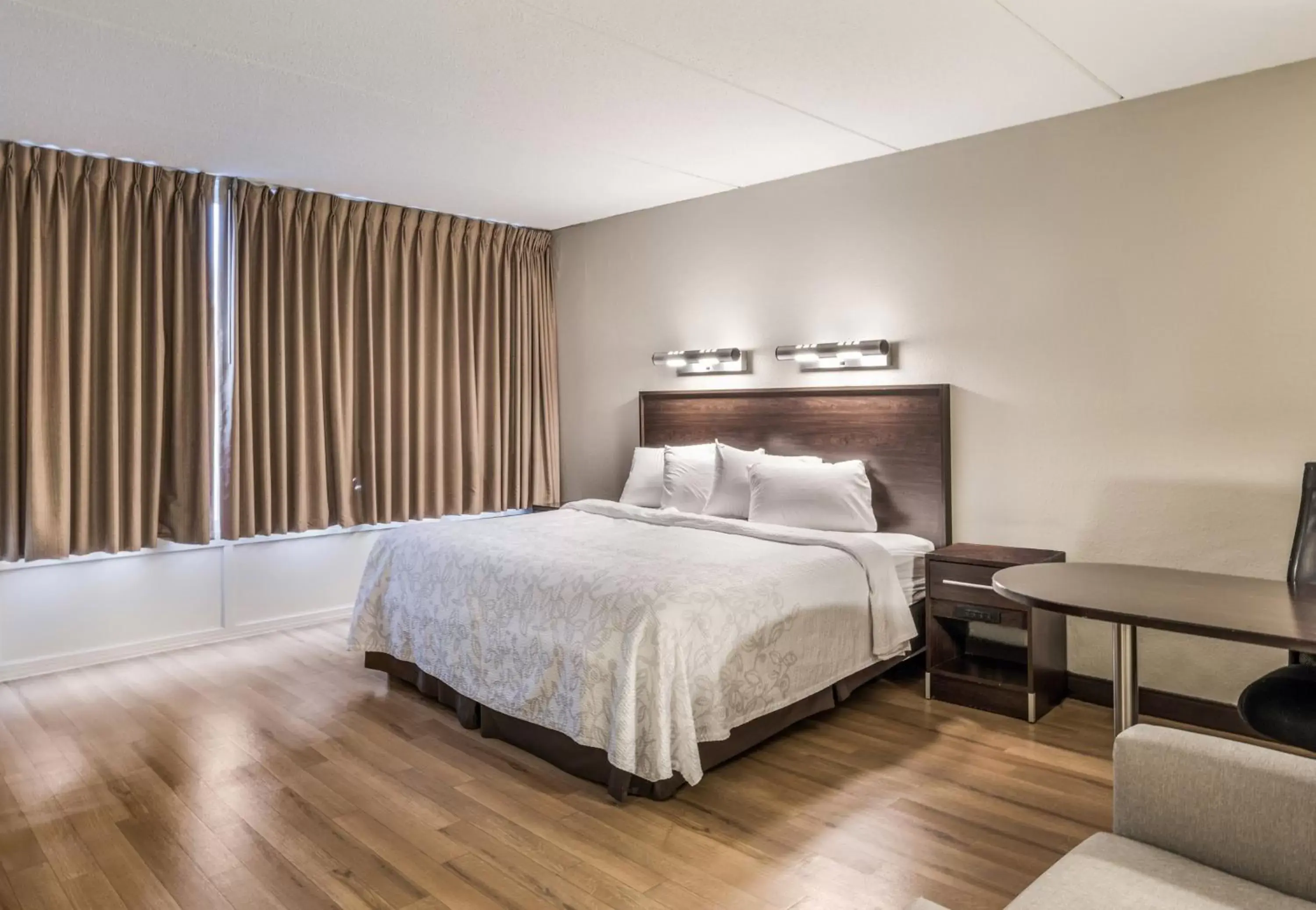 Bedroom in Red Roof Inn PLUS+ Boston - Woburn/ Burlington