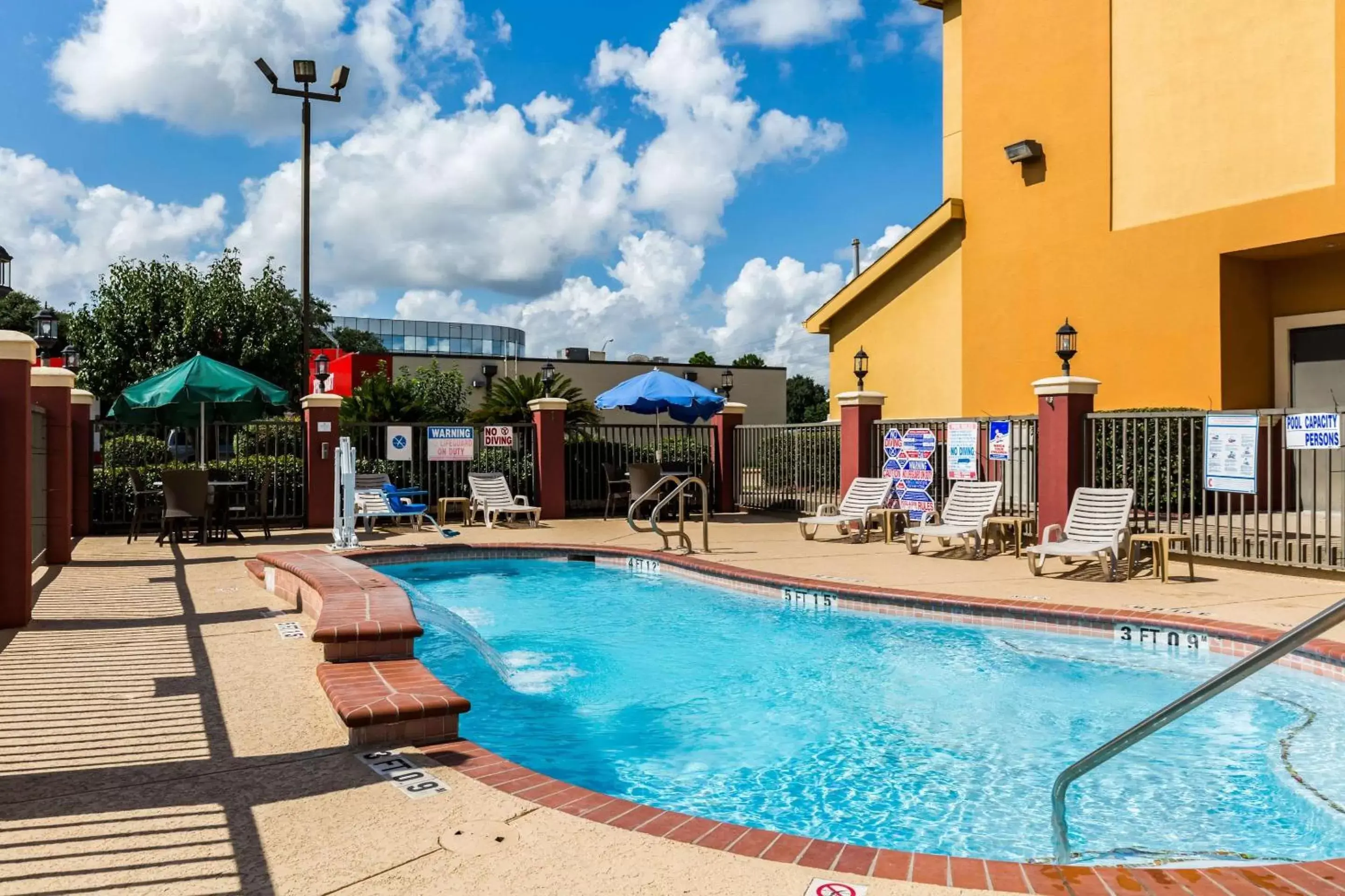 On site, Swimming Pool in Comfort Suites Westchase Houston Energy Corridor