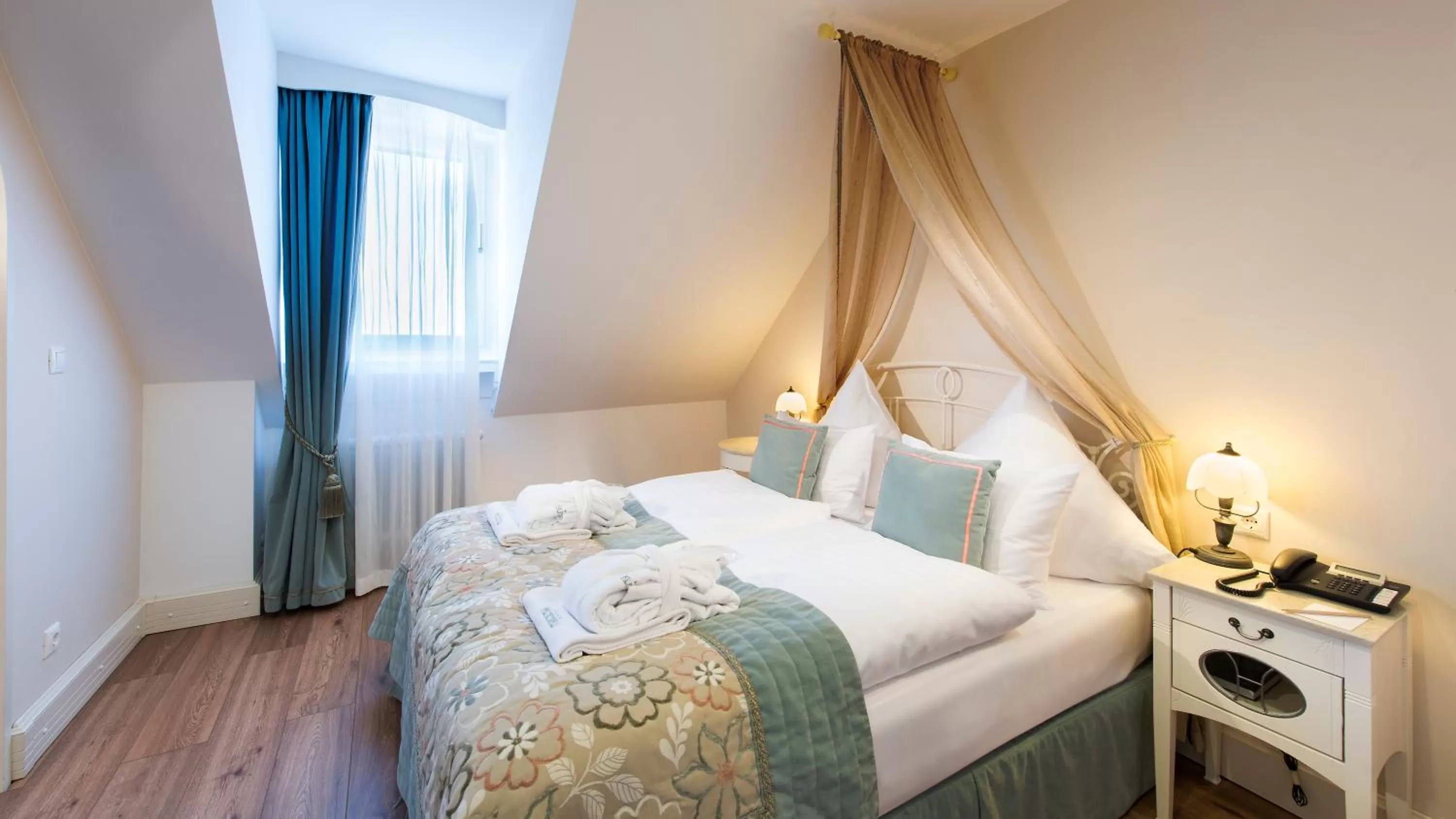 TV and multimedia, Bed in Das Palmenwald Schwarzwaldhof, BW Signature Collection