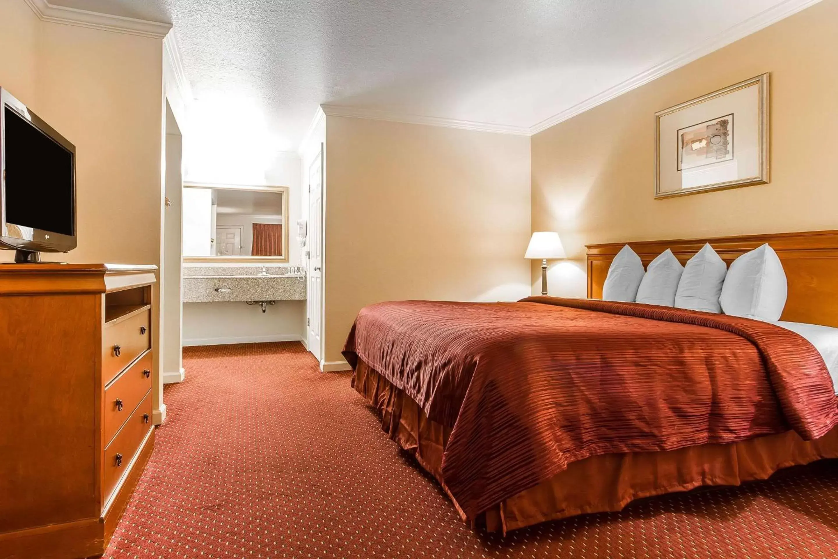 Photo of the whole room, Bed in Quality Inn & Suites Gilroy