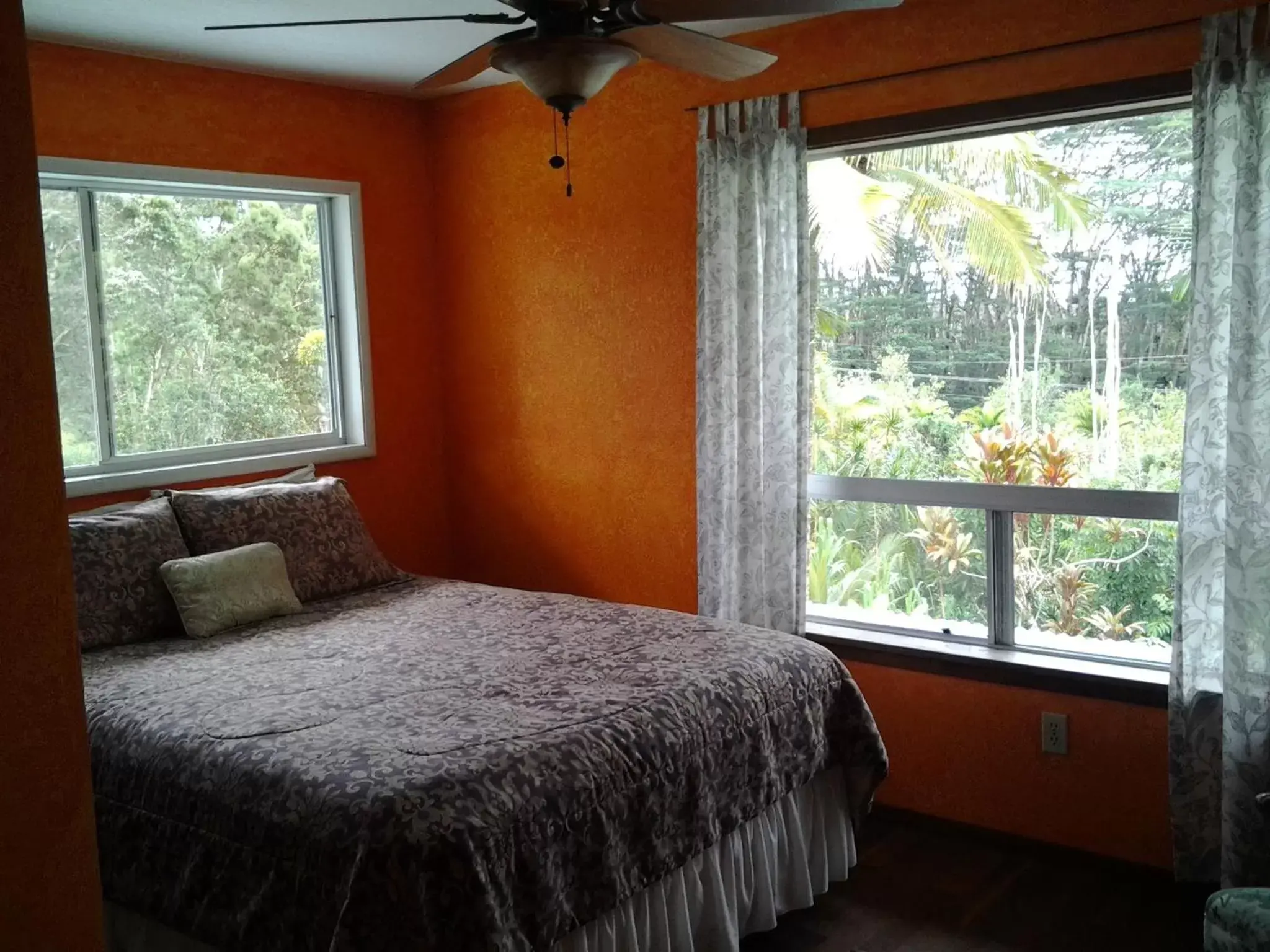 Photo of the whole room, Bed in Lava Tree Tropic Inn
