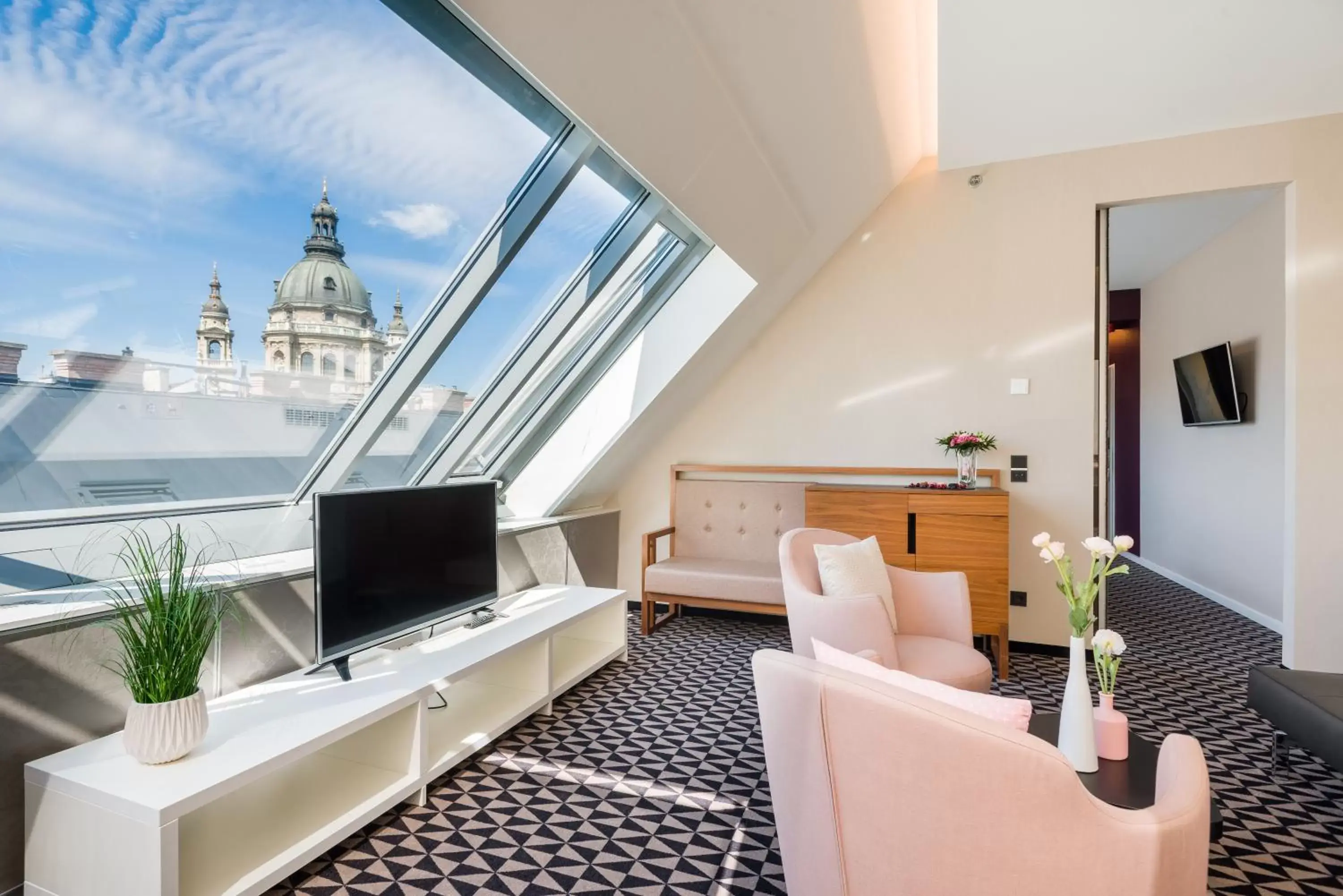 Living room, TV/Entertainment Center in Hotel Moments Budapest