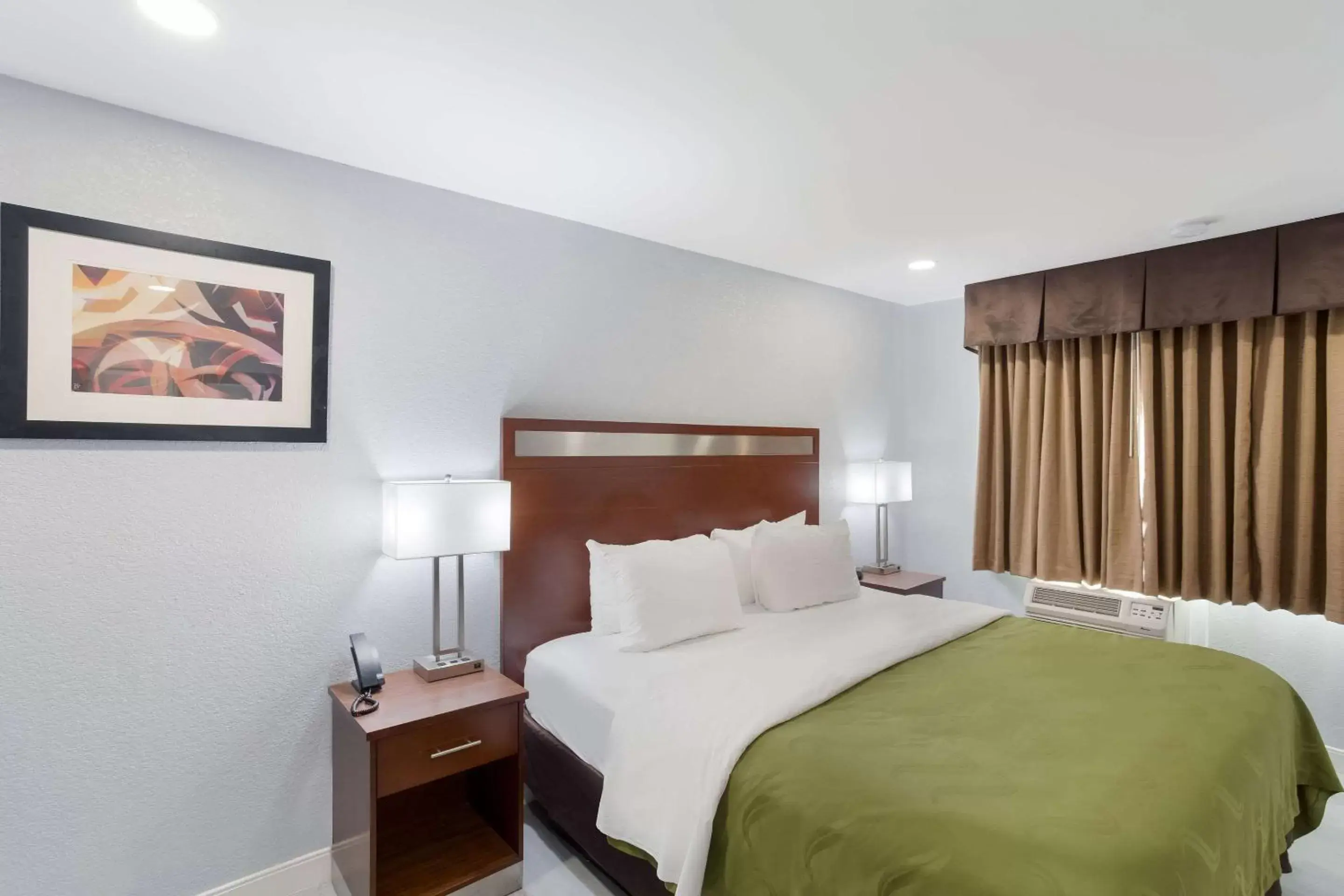 Bedroom, Bed in Quality Inn Redding