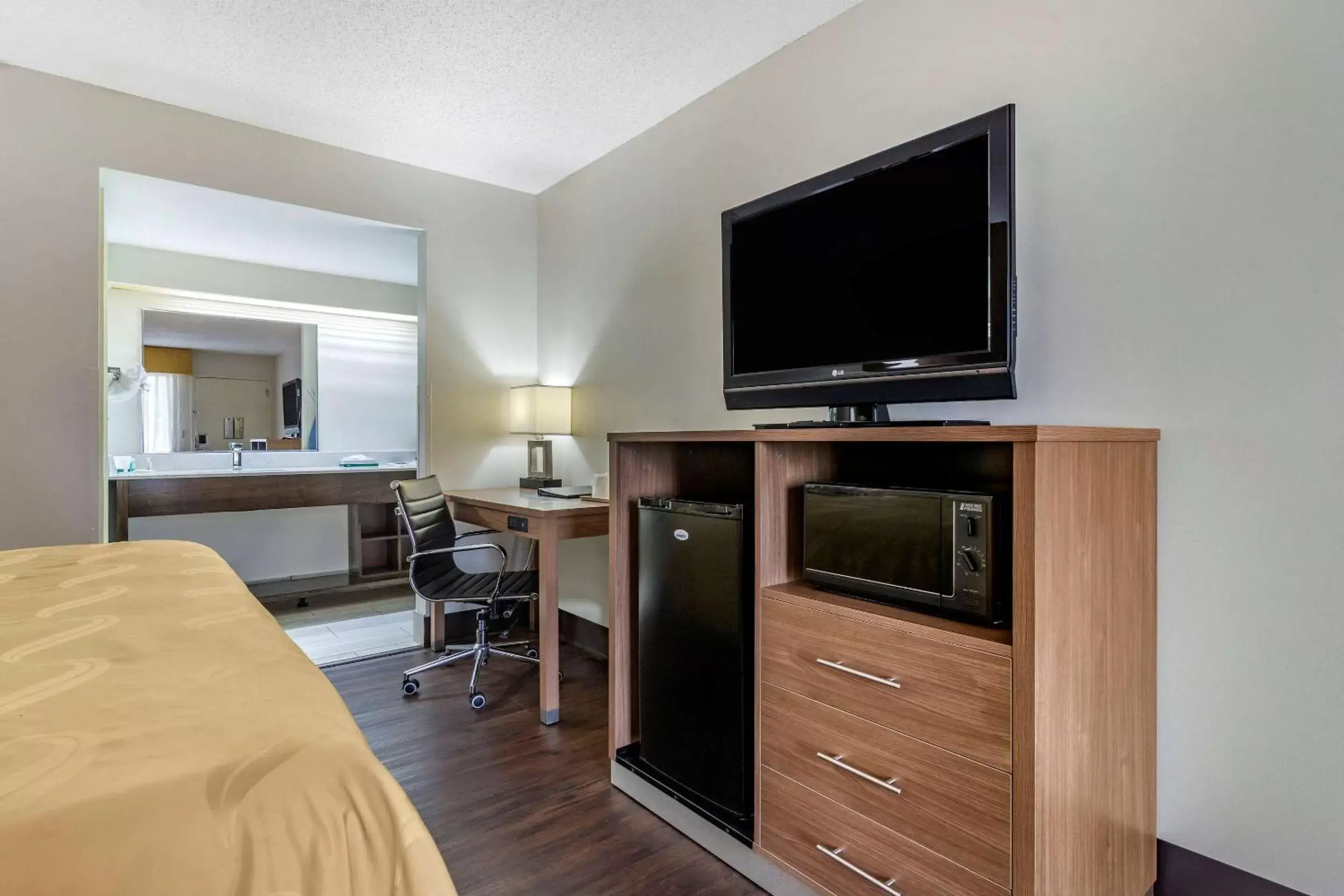 Photo of the whole room, TV/Entertainment Center in Quality Inn Brunswick