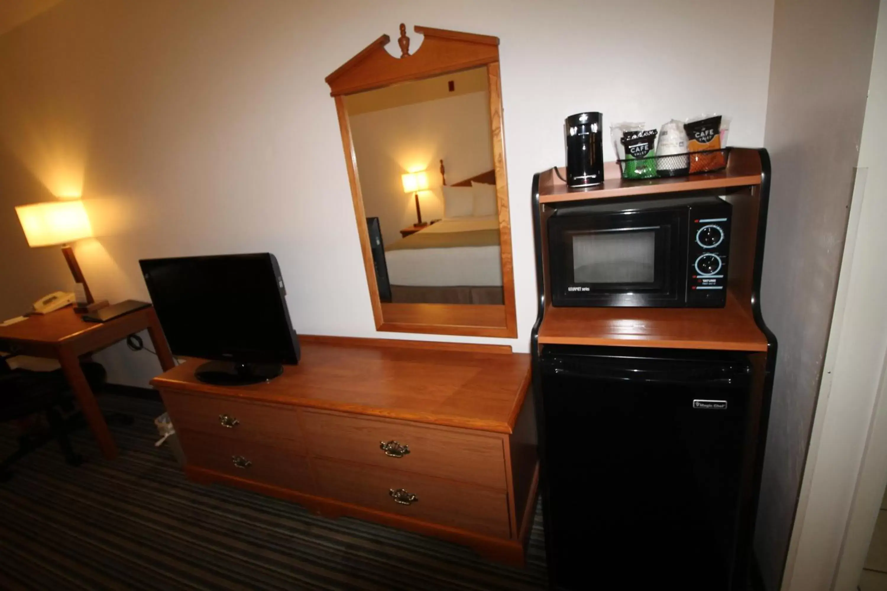 TV and multimedia, TV/Entertainment Center in Best Western Liberty Inn