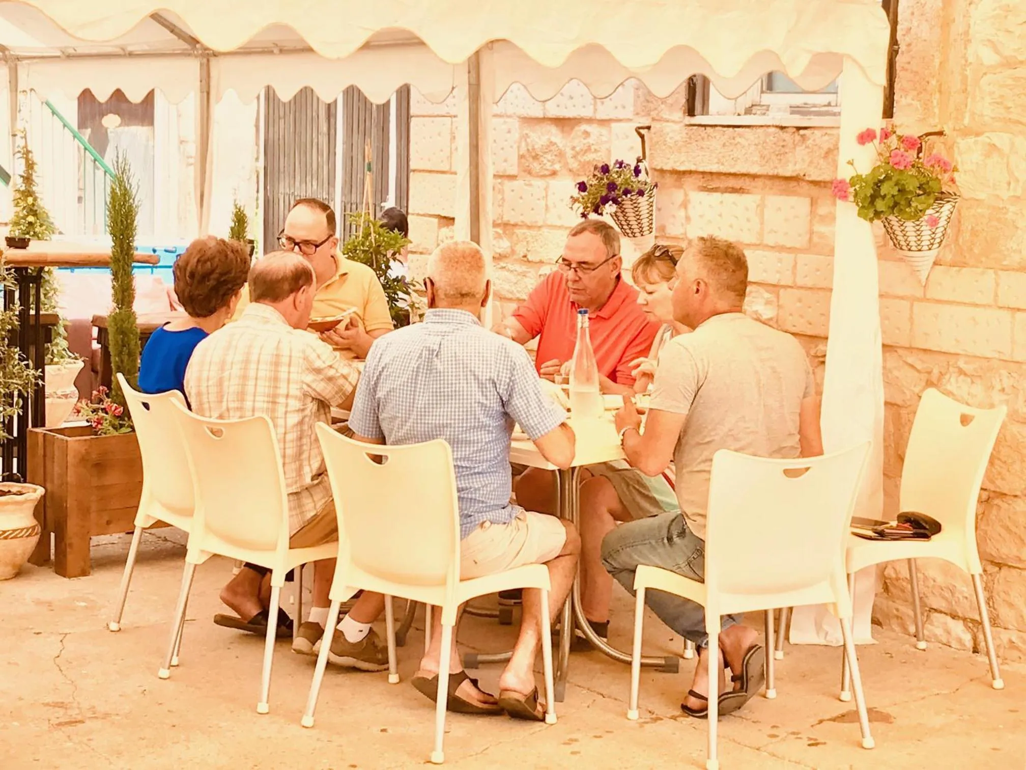 Restaurant/places to eat in Al Yakhour Hostel