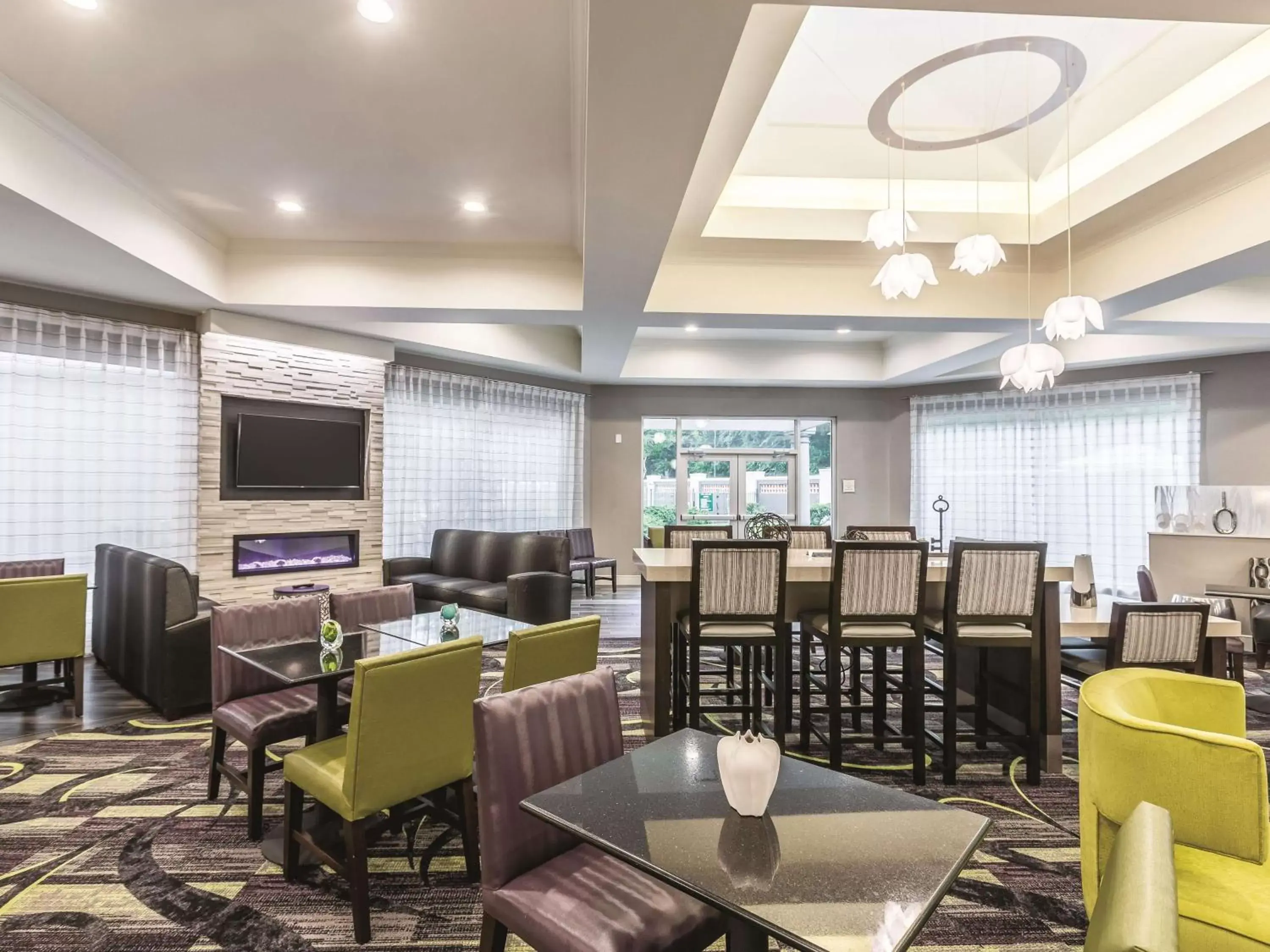 Lobby or reception, Restaurant/Places to Eat in La Quinta by Wyndham Atlanta Alpharetta