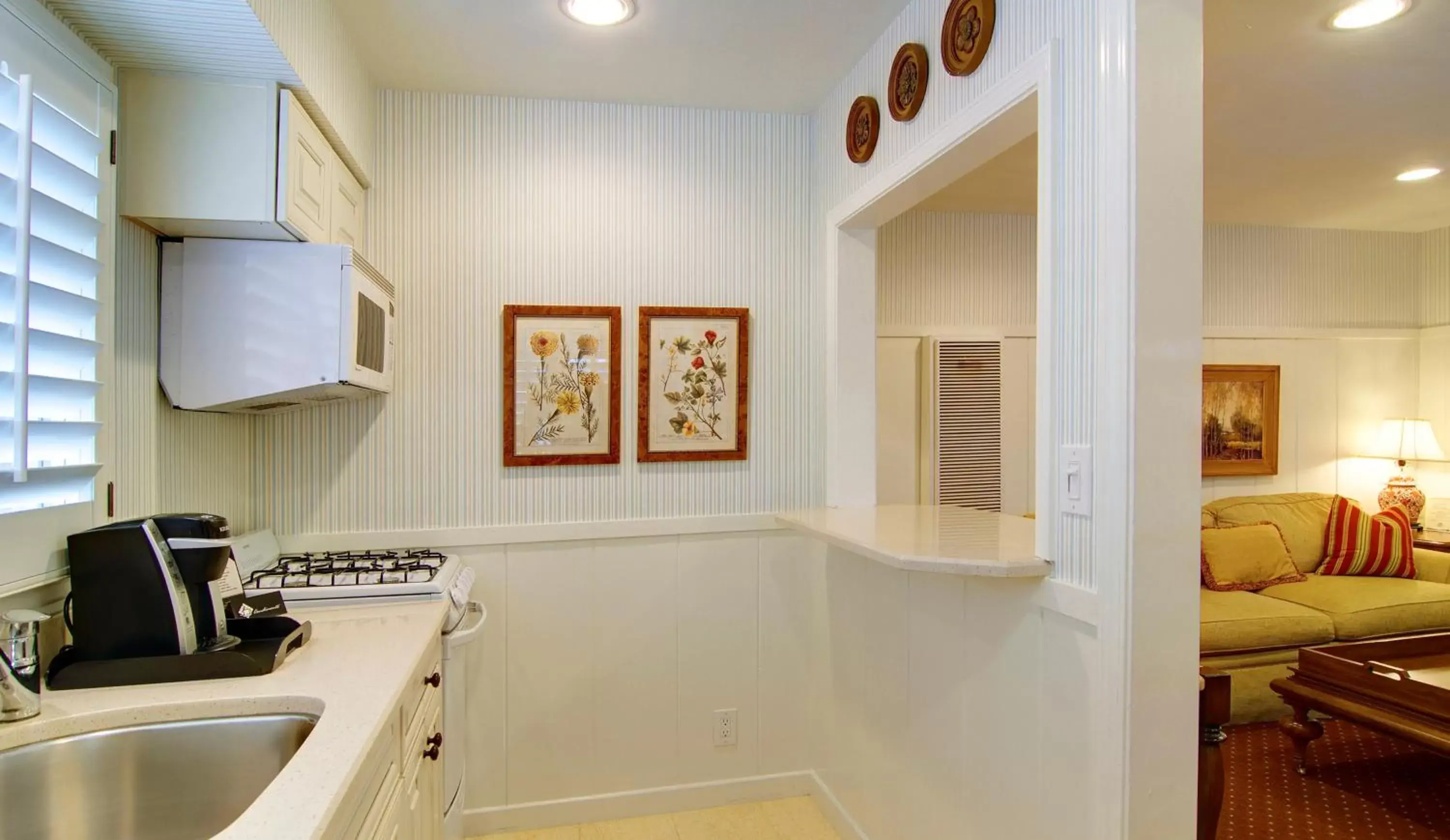 Bathroom, Kitchen/Kitchenette in Wayside Inn