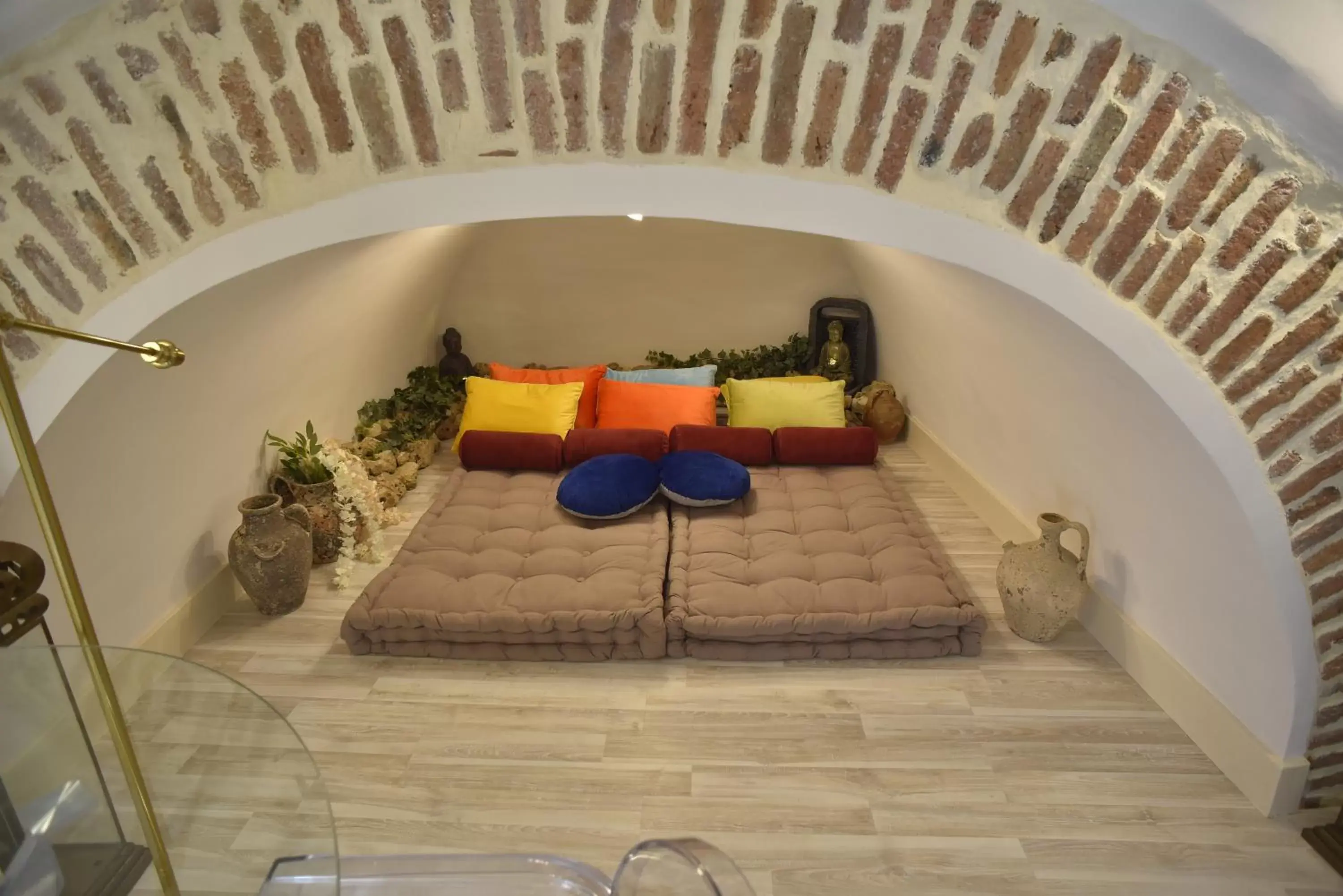 Seating area, Bed in Home dentro il teatro