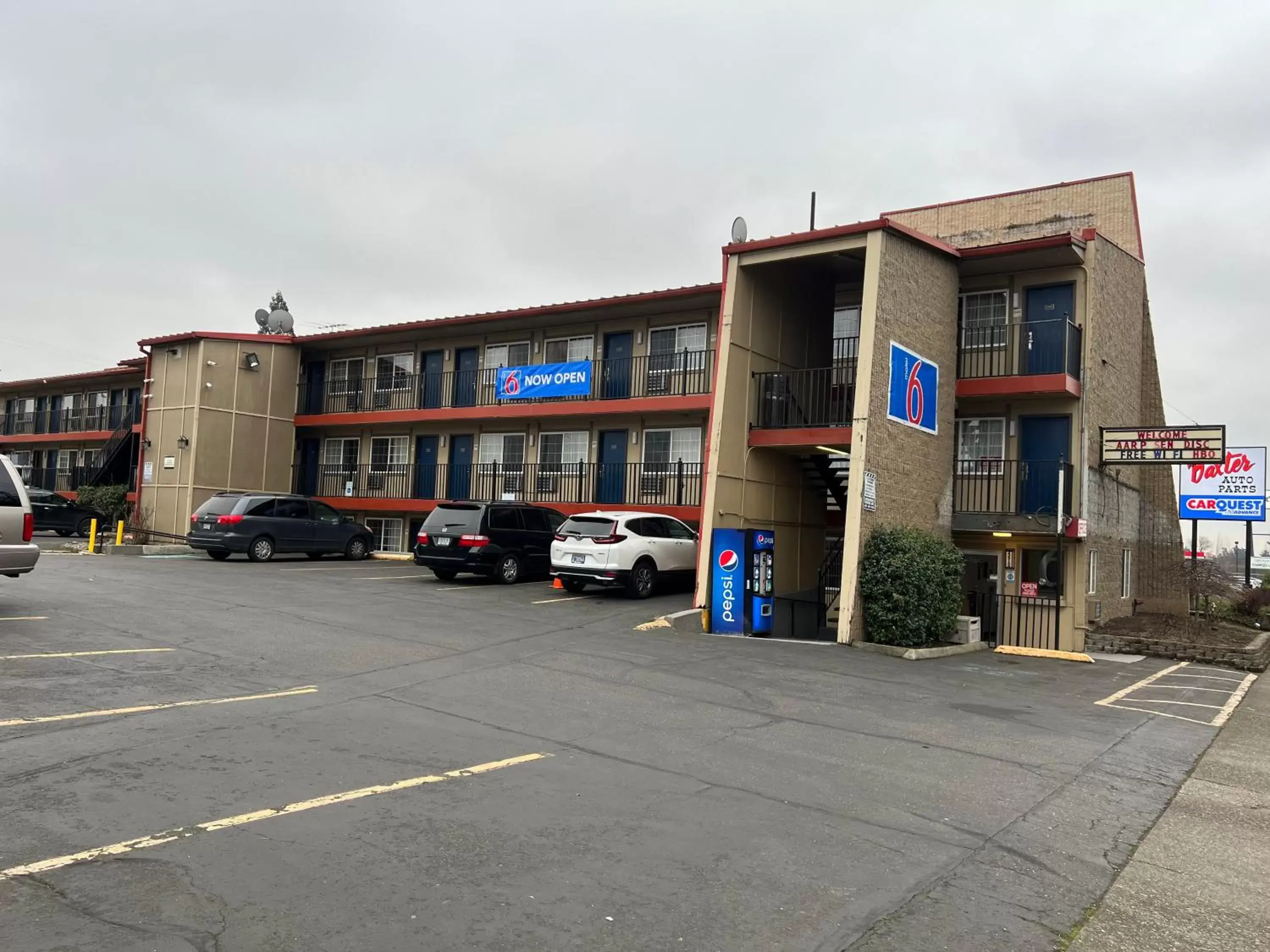 Property Building in Motel 6 Portland, OR Southeast