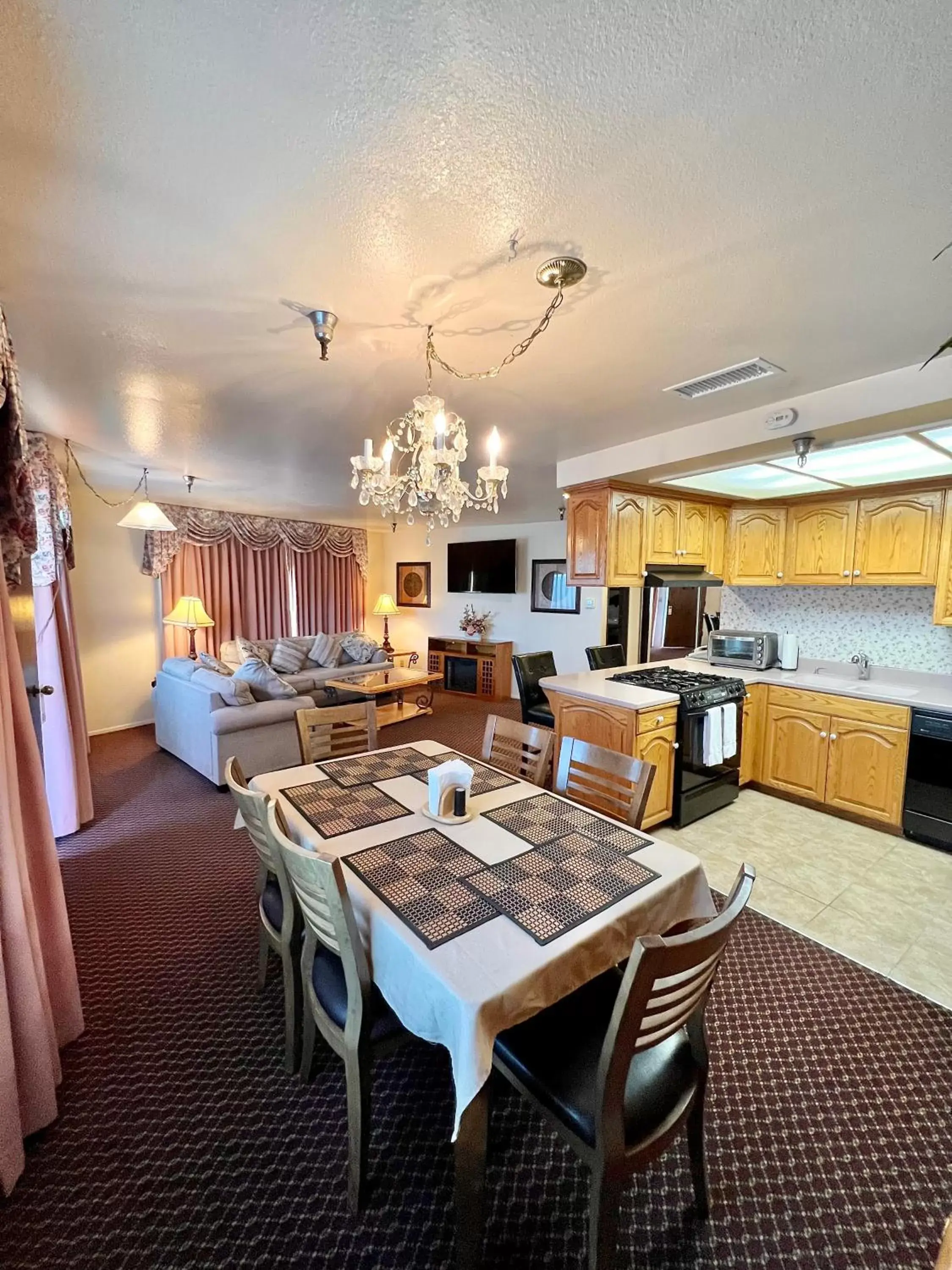 Bed in Oakridge Inn Bed in Oakridge Inn